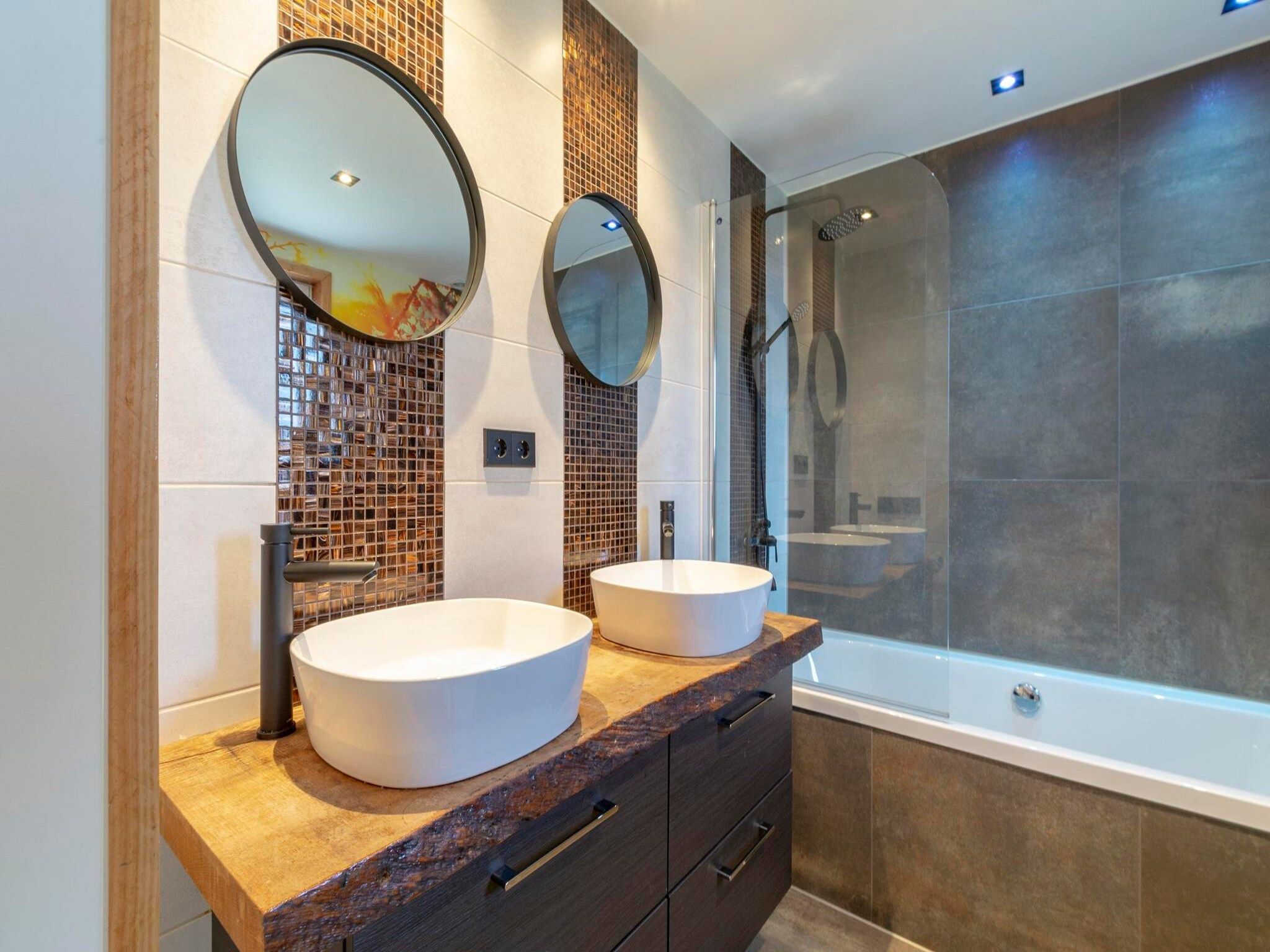 De badkamer van Luxe Villa Keizerskroon - Keizerkroon 63 in Julianadorp aan Zee