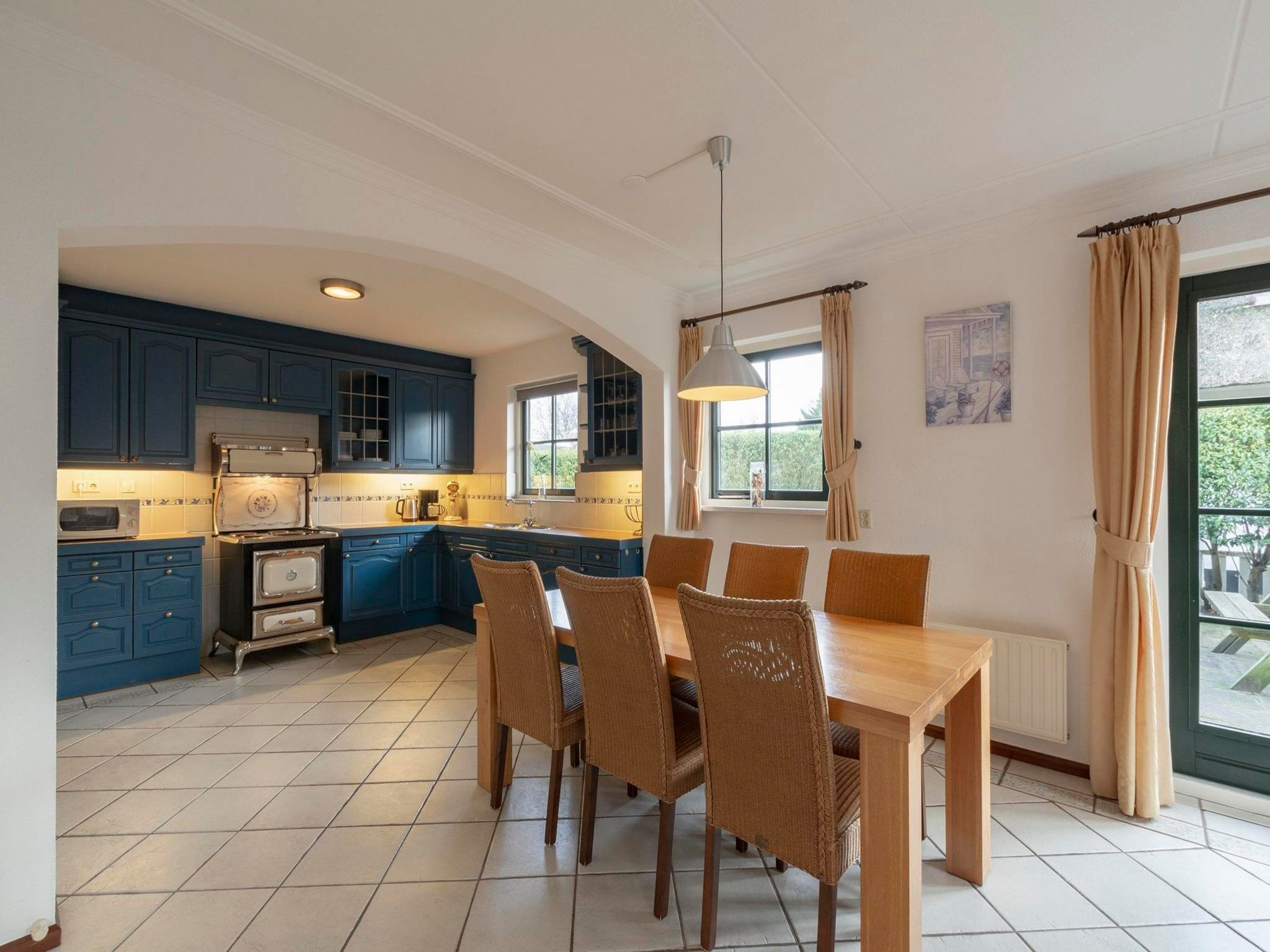 De eetkamer van De Buitenplaats 97 in Callantsoog