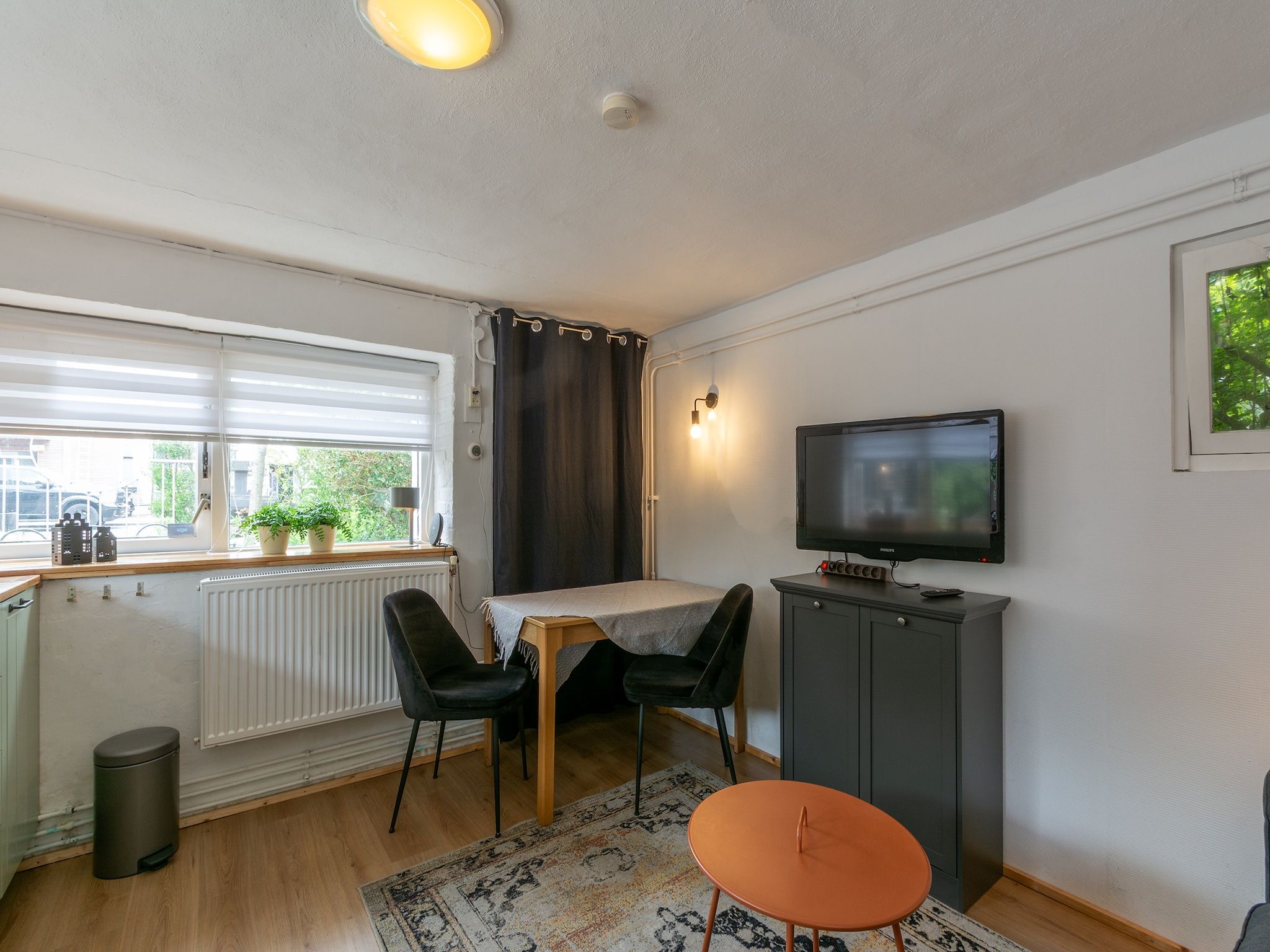 De woonkamer van De Bunker in Callantsoog