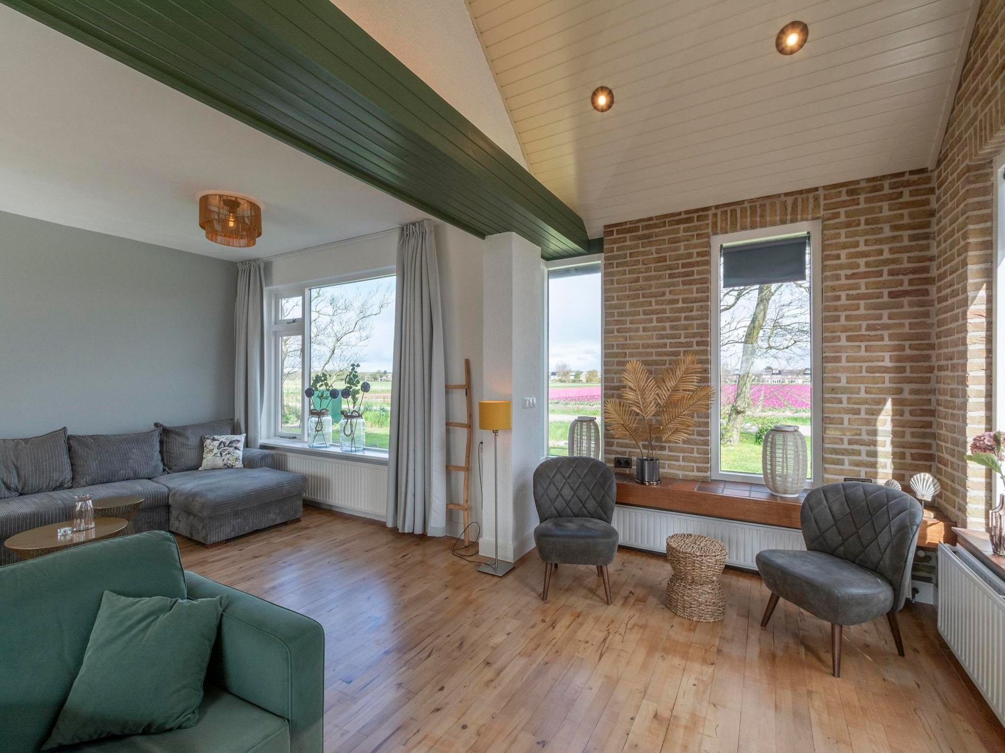 De woonkamer van Villa Zuidwester in Callantsoog