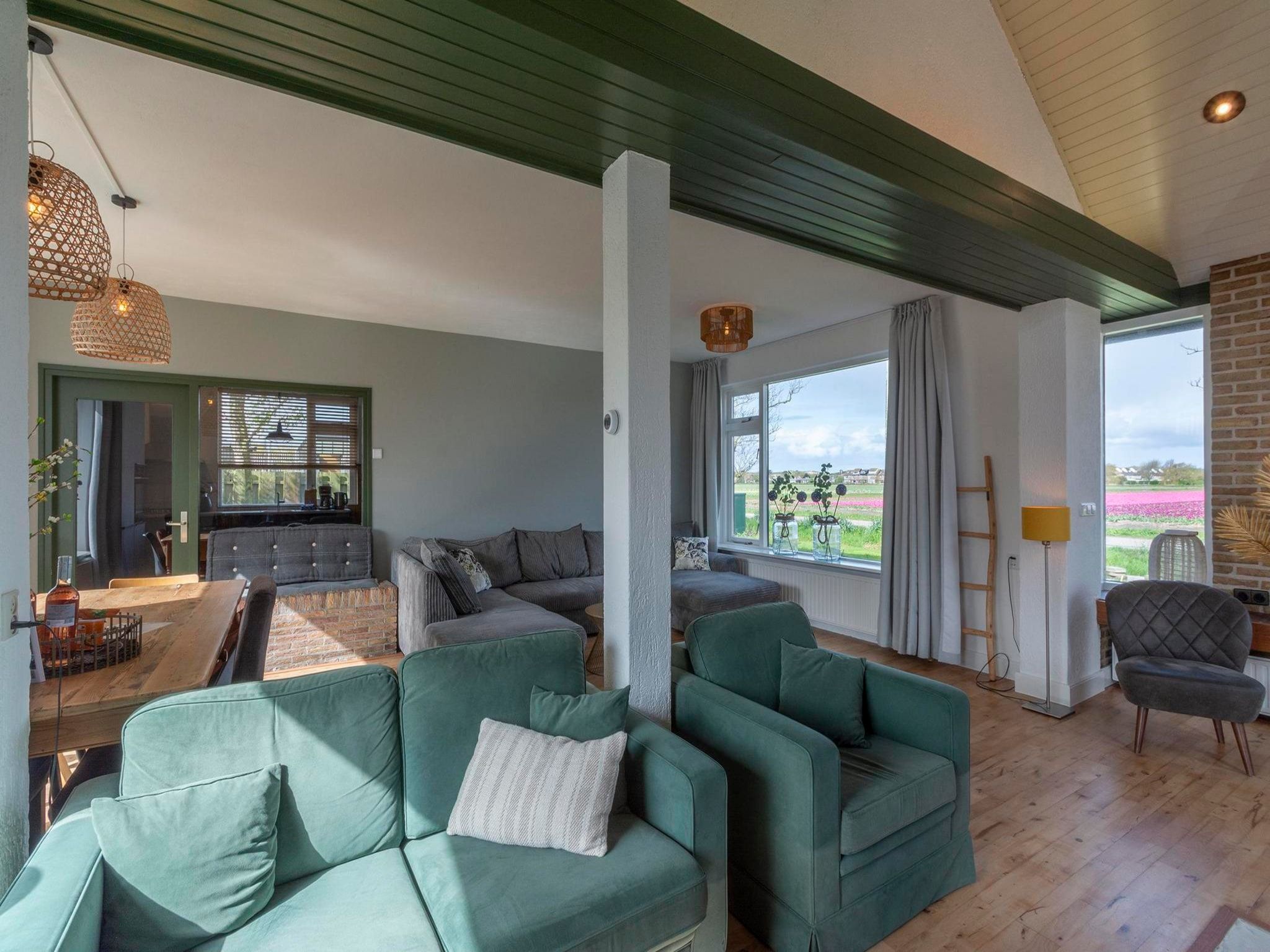 De woonkamer van Villa Zuidwester in Callantsoog