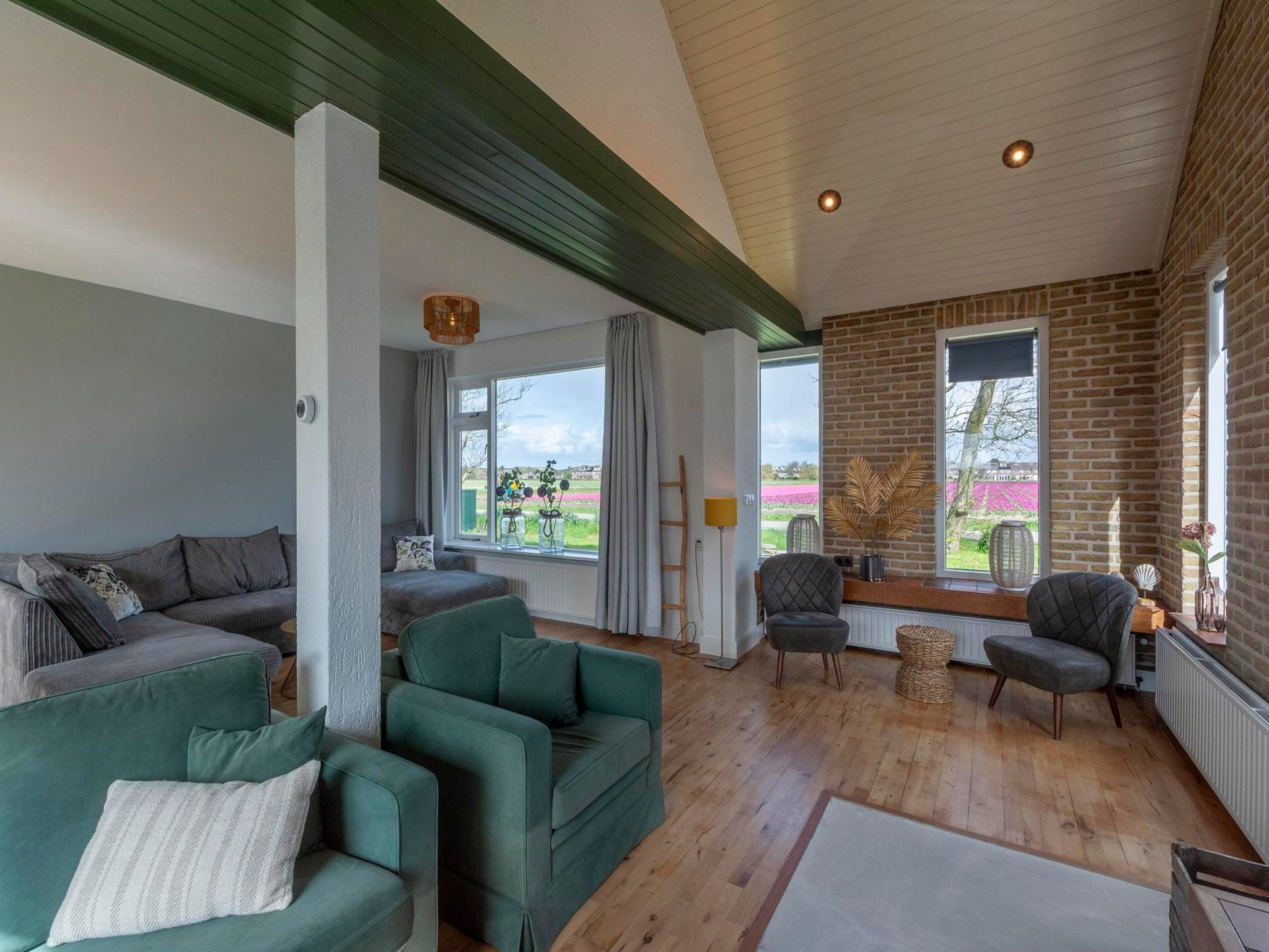 De woonkamer van Villa Zuidwester in Callantsoog