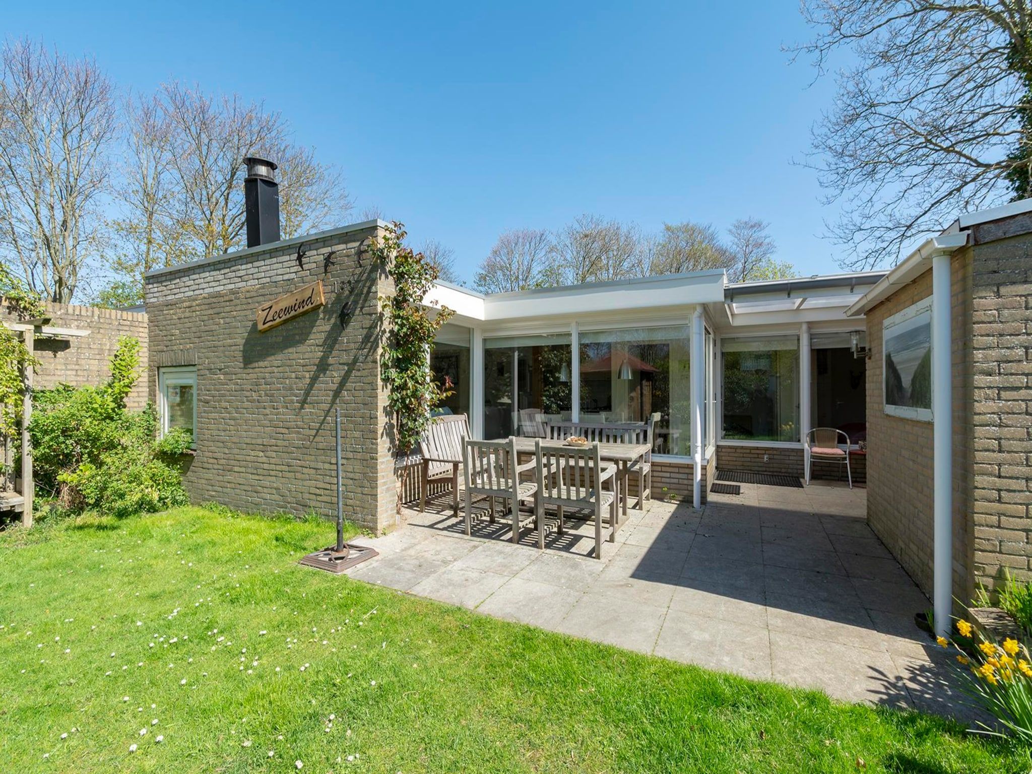 De buitenkant van Duinland 183 in Sint Maartenszee