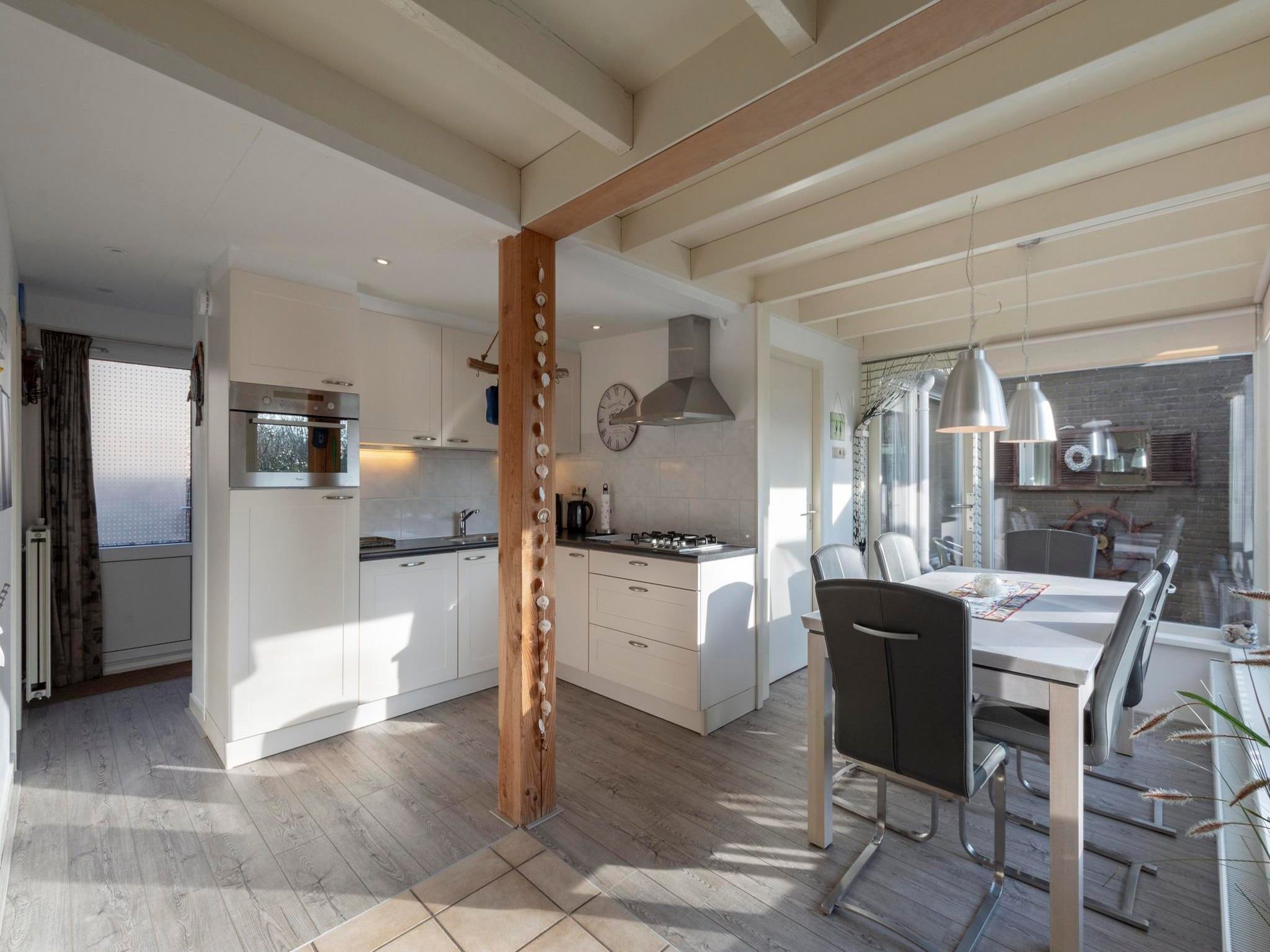 De eetkamer van Duinland 183 in Sint Maartenszee