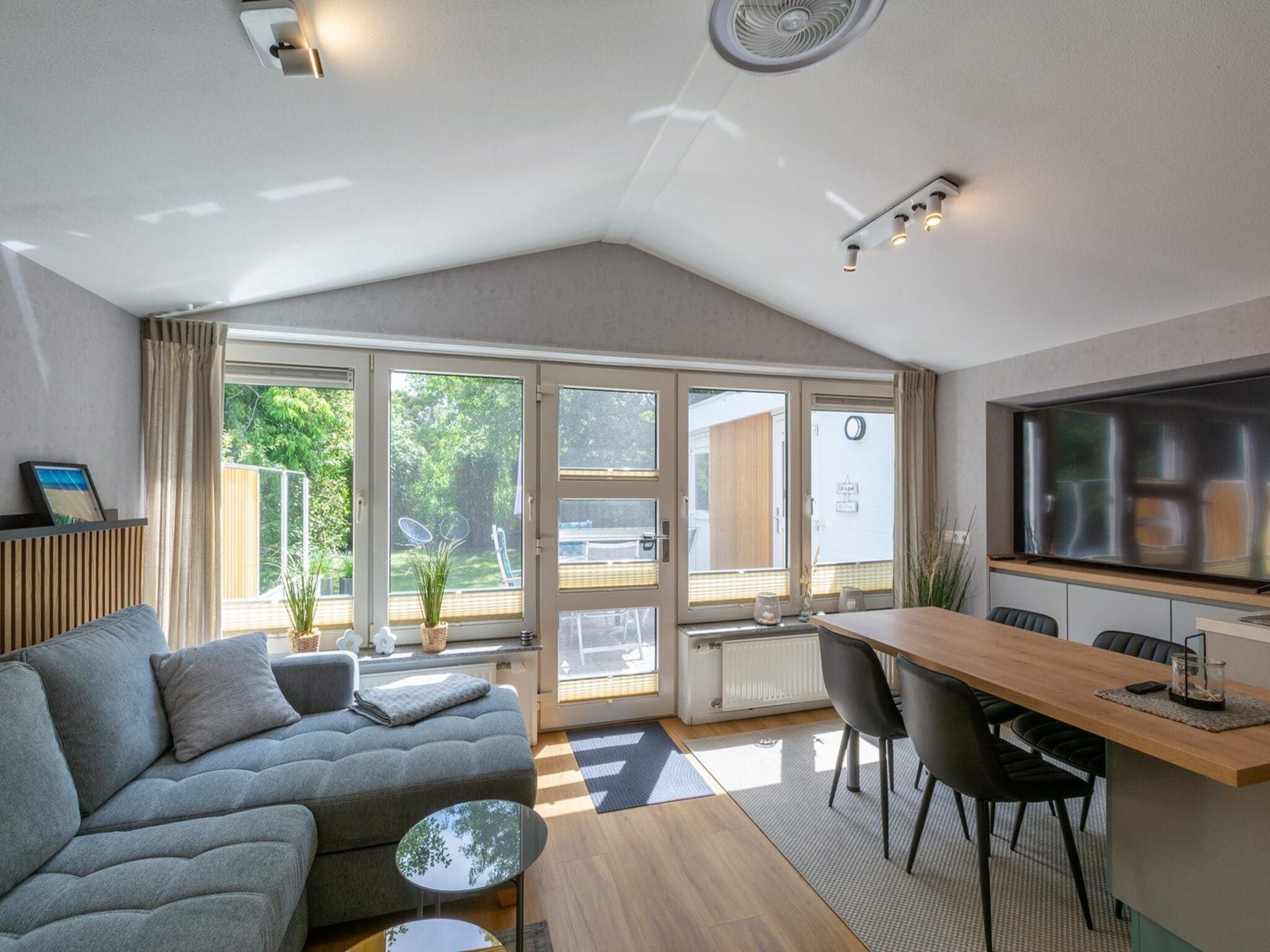 De woonkamer van Garnekuul 49 in Callantsoog