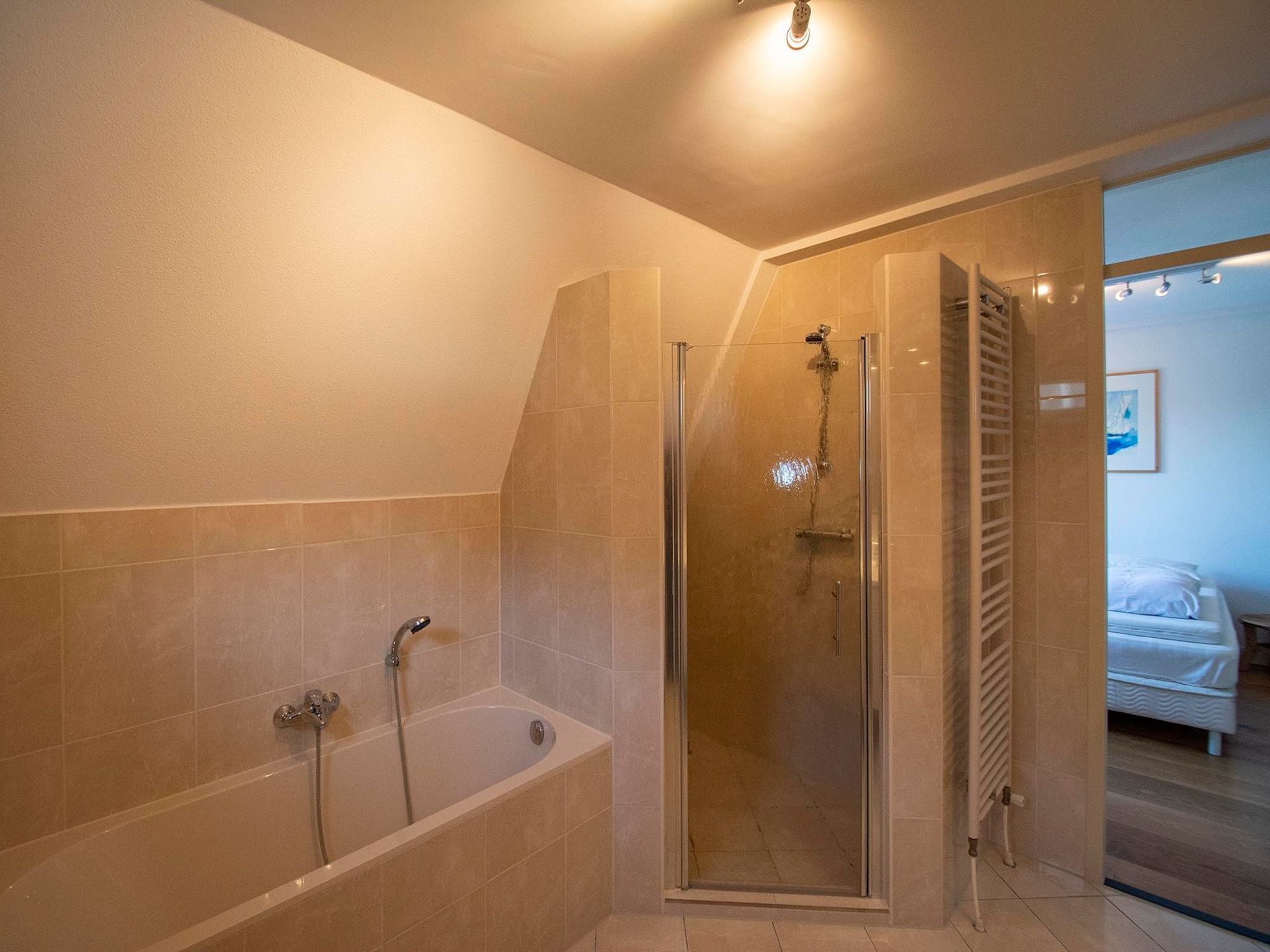 De badkamer van Duinerei C301/C302 in Groote Keeten