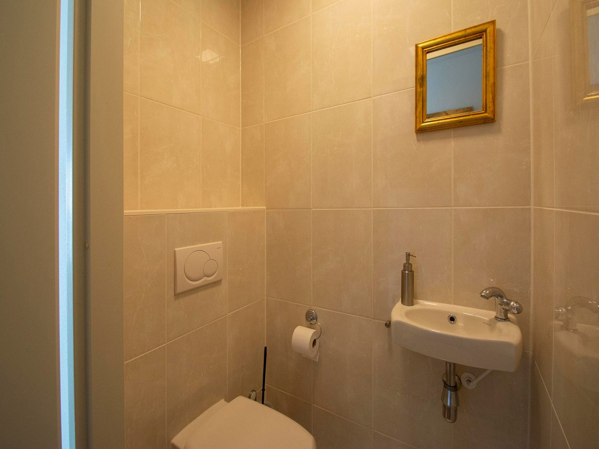 De badkamer van Duinerei C301/C302 in Groote Keeten