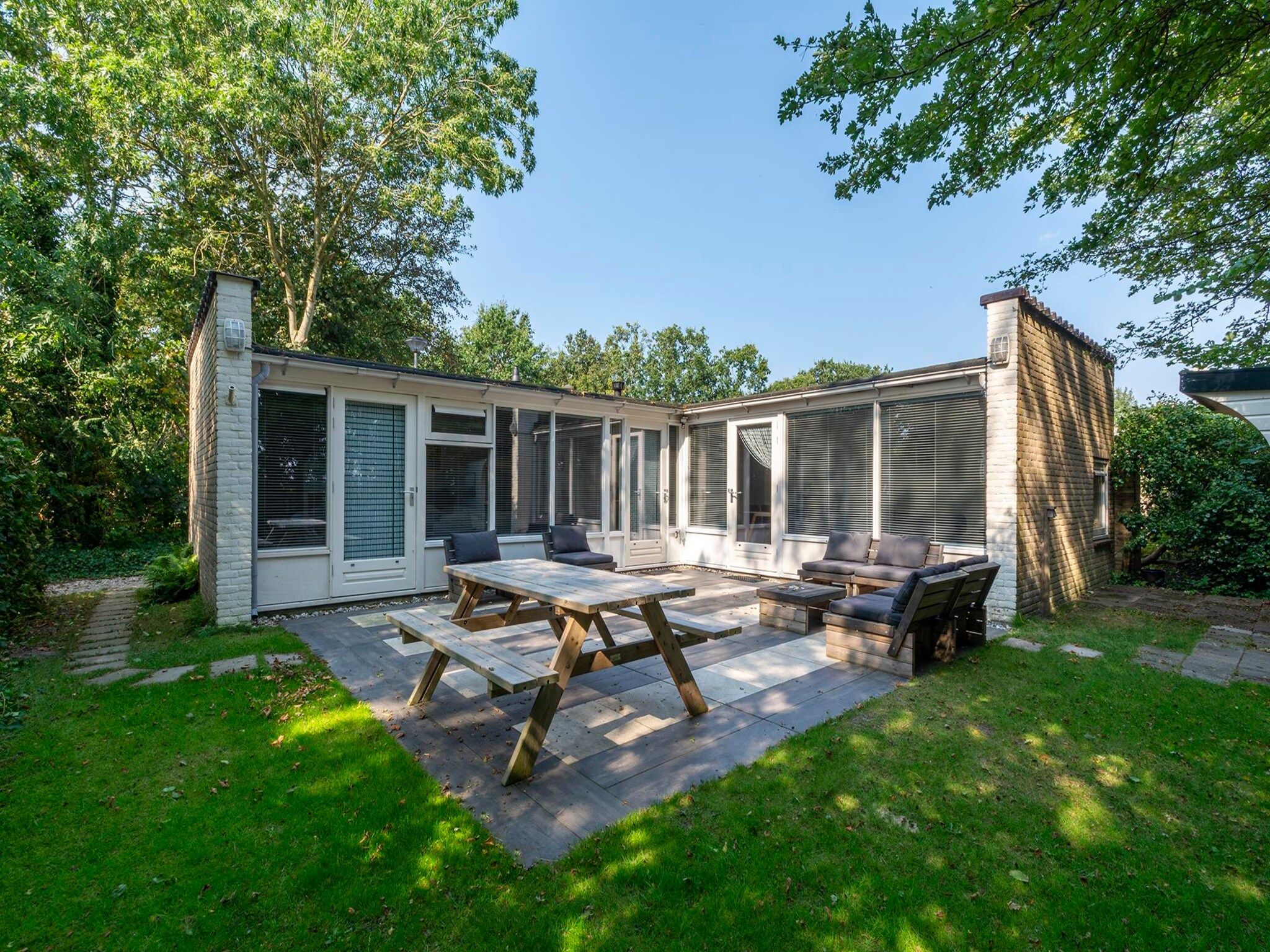 De buitenkant van Duinland 110 in Sint Maartenszee