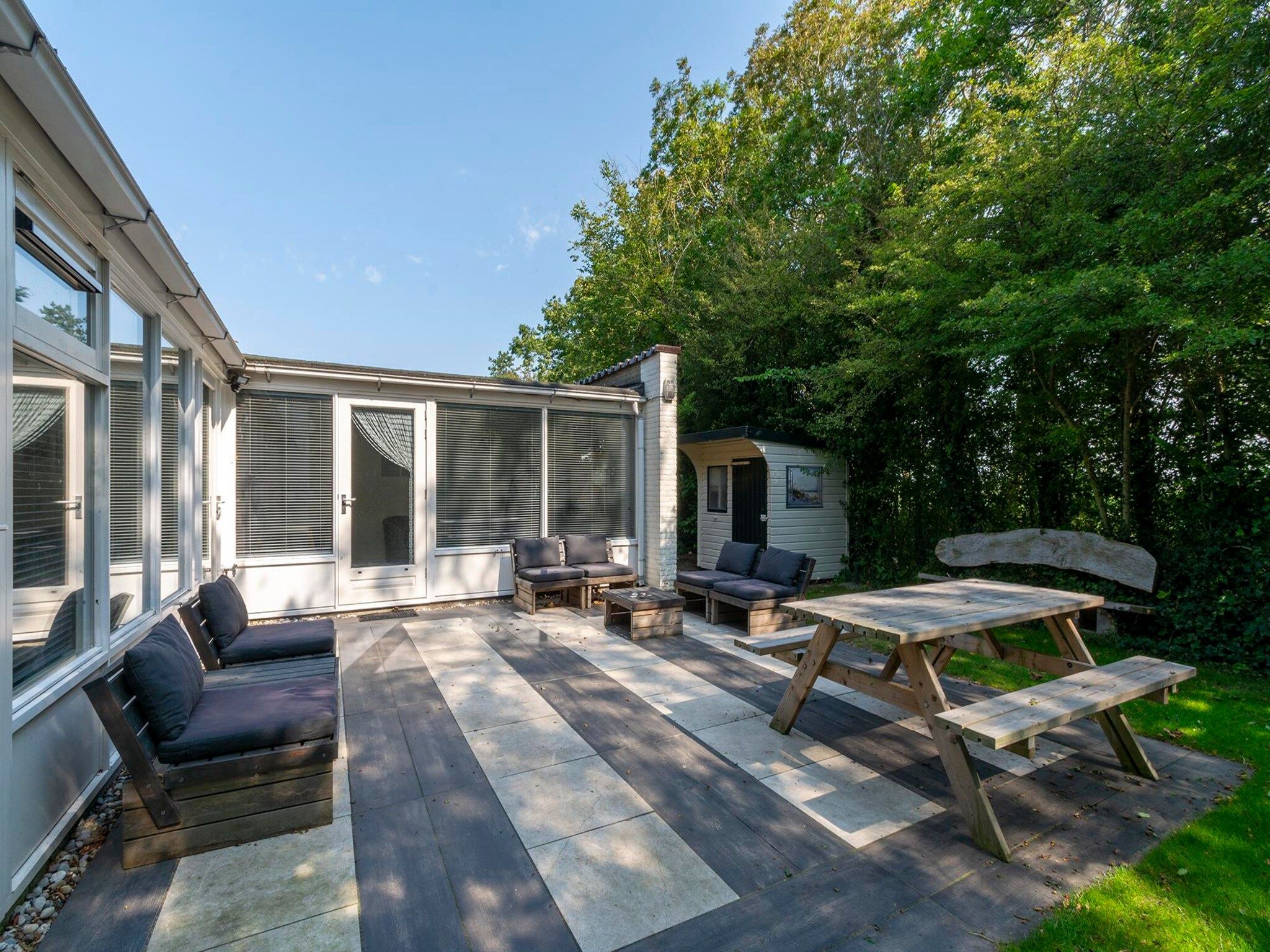 Het terras van Duinland 110 in Sint Maartenszee