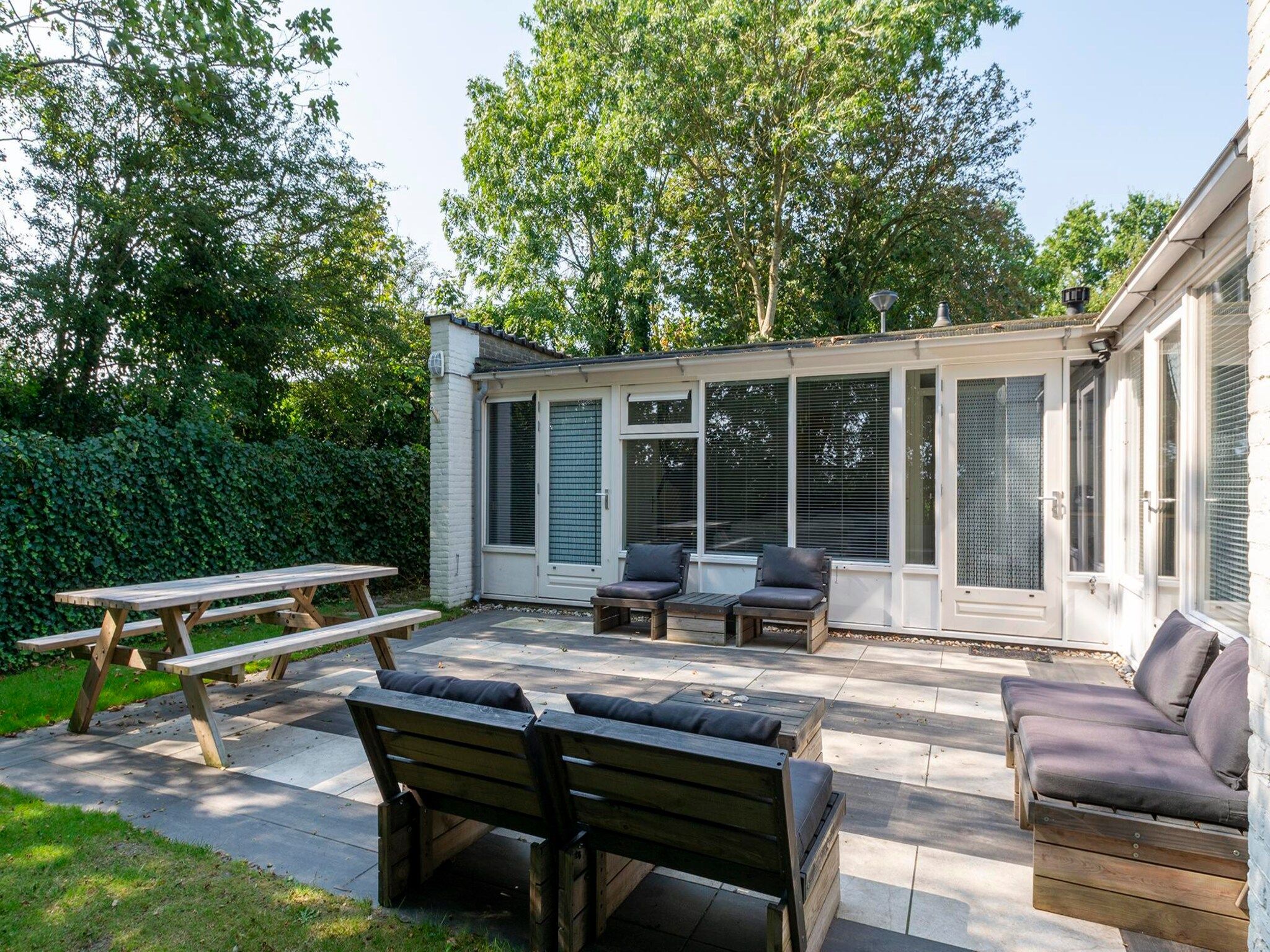 Het terras van Duinland 110 in Sint Maartenszee