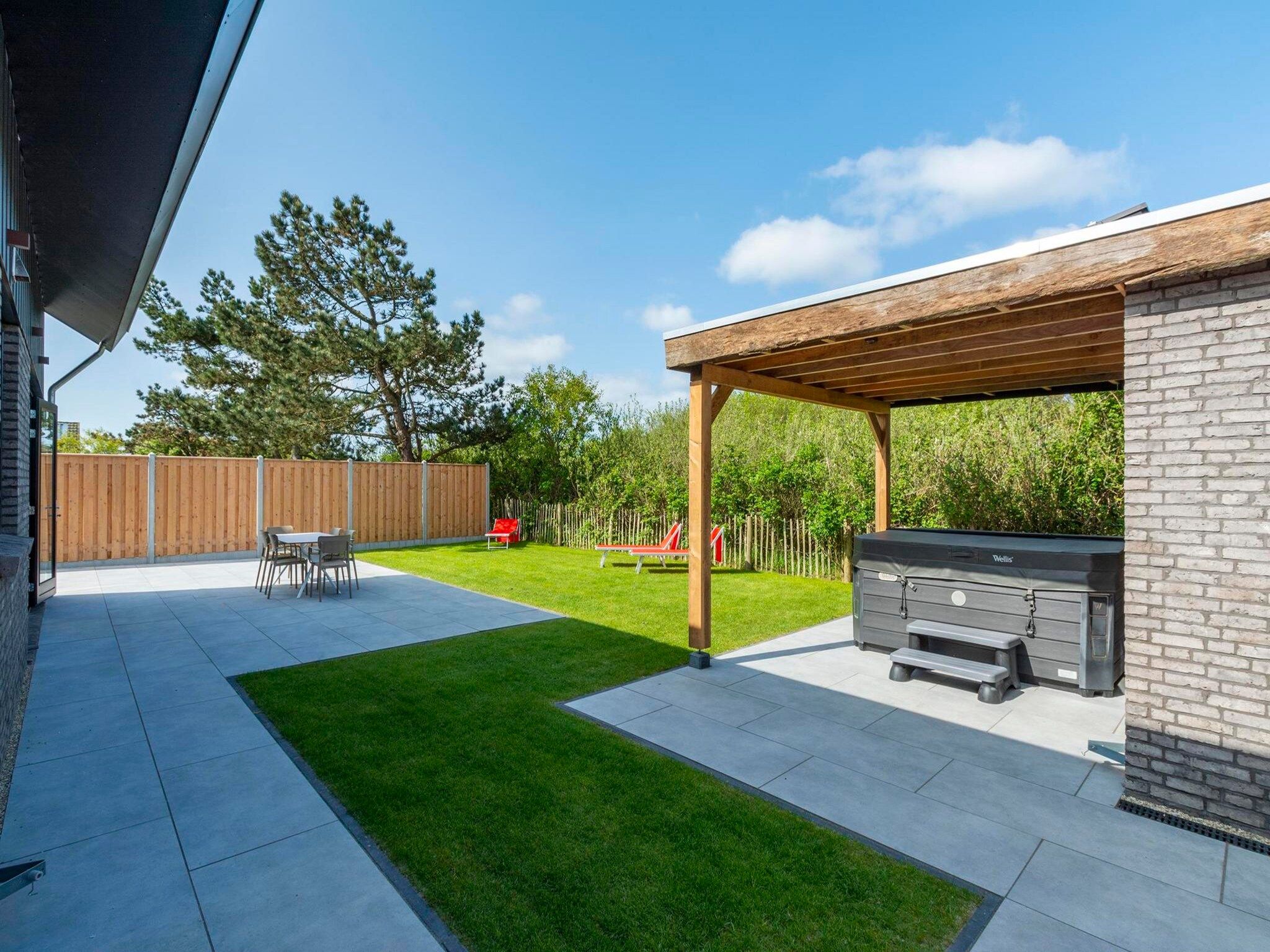 De tuin van Wellness Villa Lotje in Julianadorp aan Zee