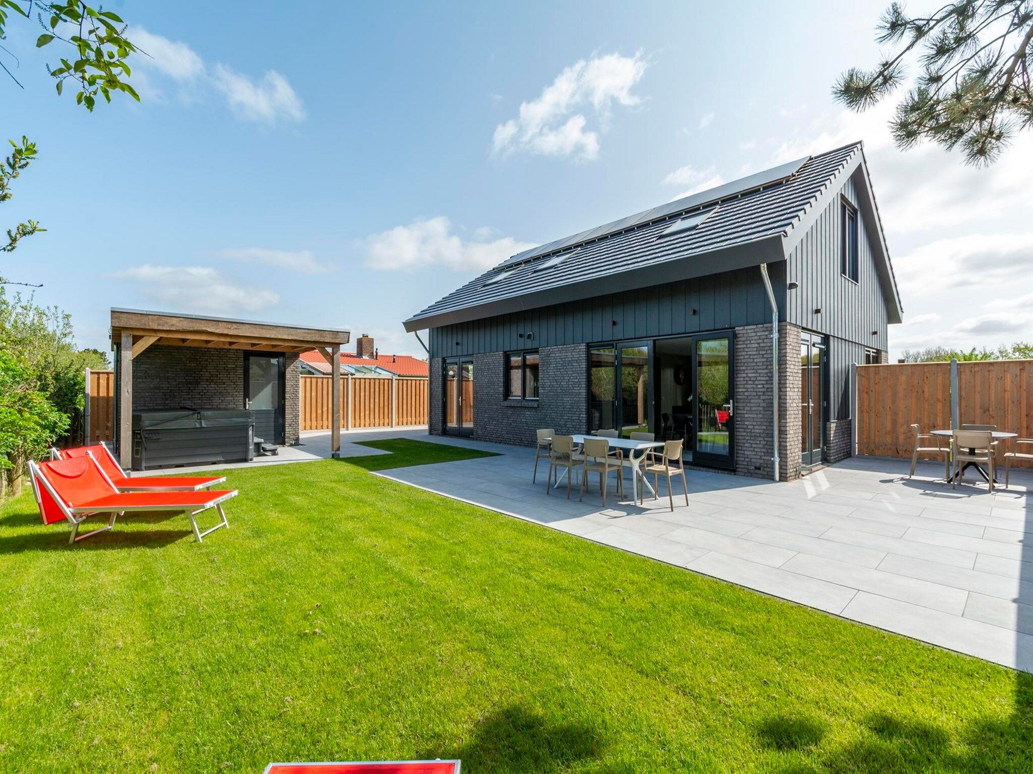 De buitenkant van Wellness Villa Lotje in Julianadorp aan Zee