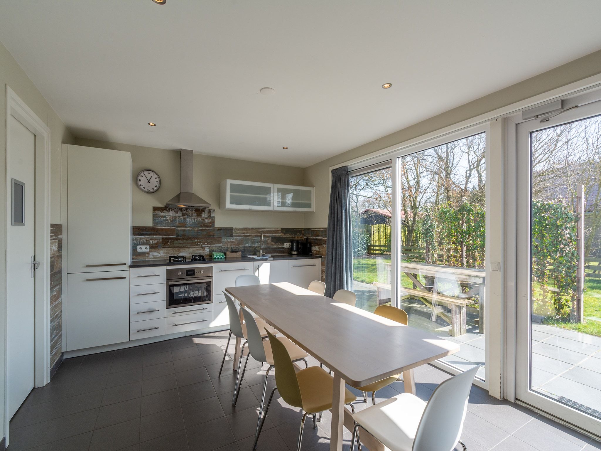 De eetkamer van Garnekuul 6 in Callantsoog