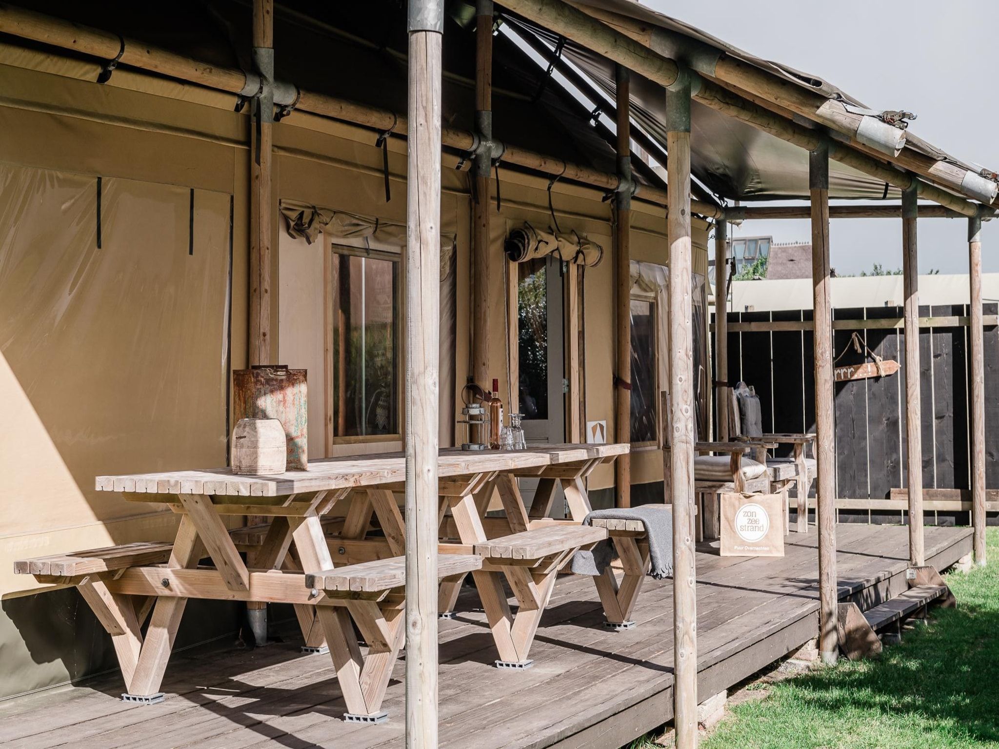 Het terras van Beach Lodge Groot - Duynpark in Callantsoog