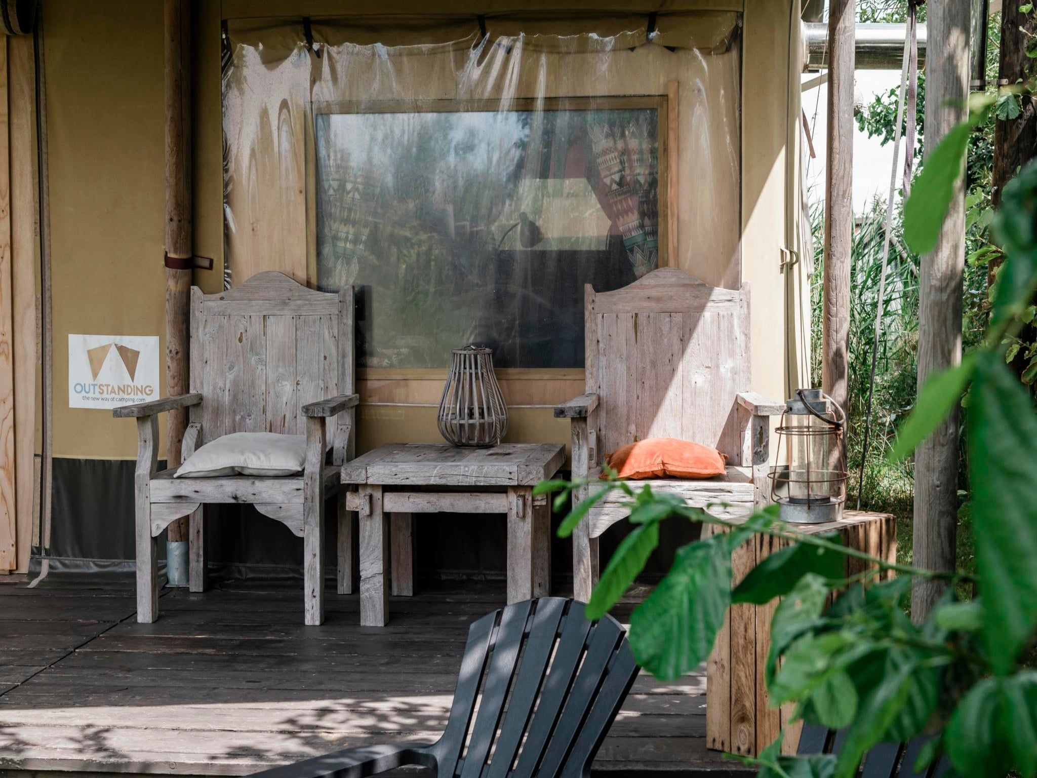 Het terras van Beach Lodge - Duynpark in Callantsoog