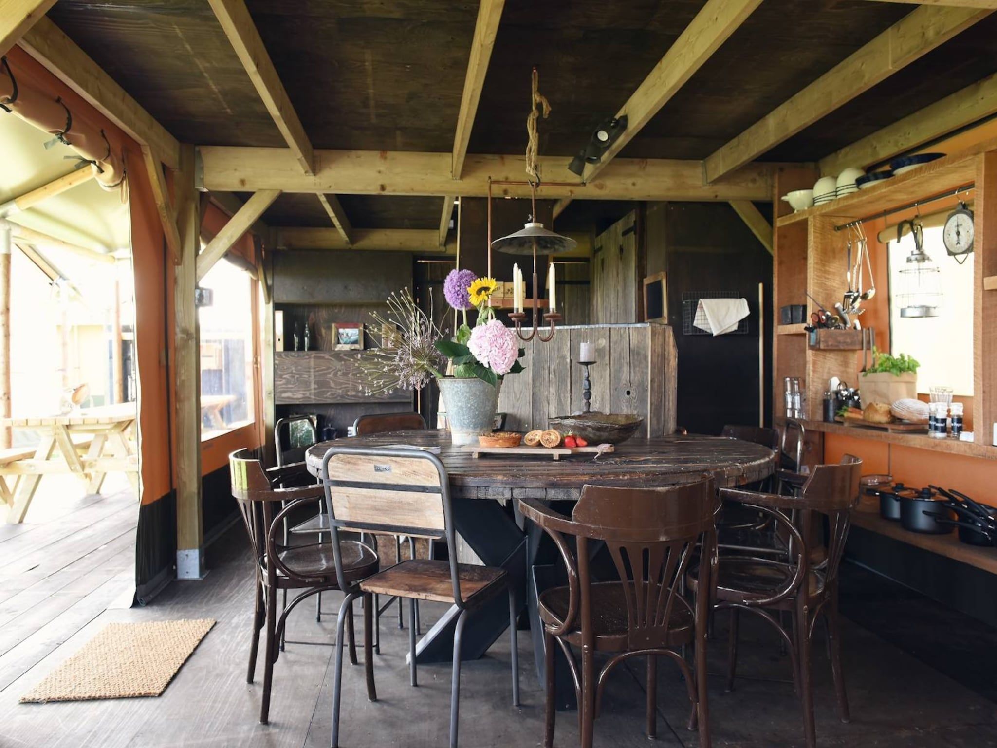 De eetkamer van Beach Lodge - Duynpark in Callantsoog