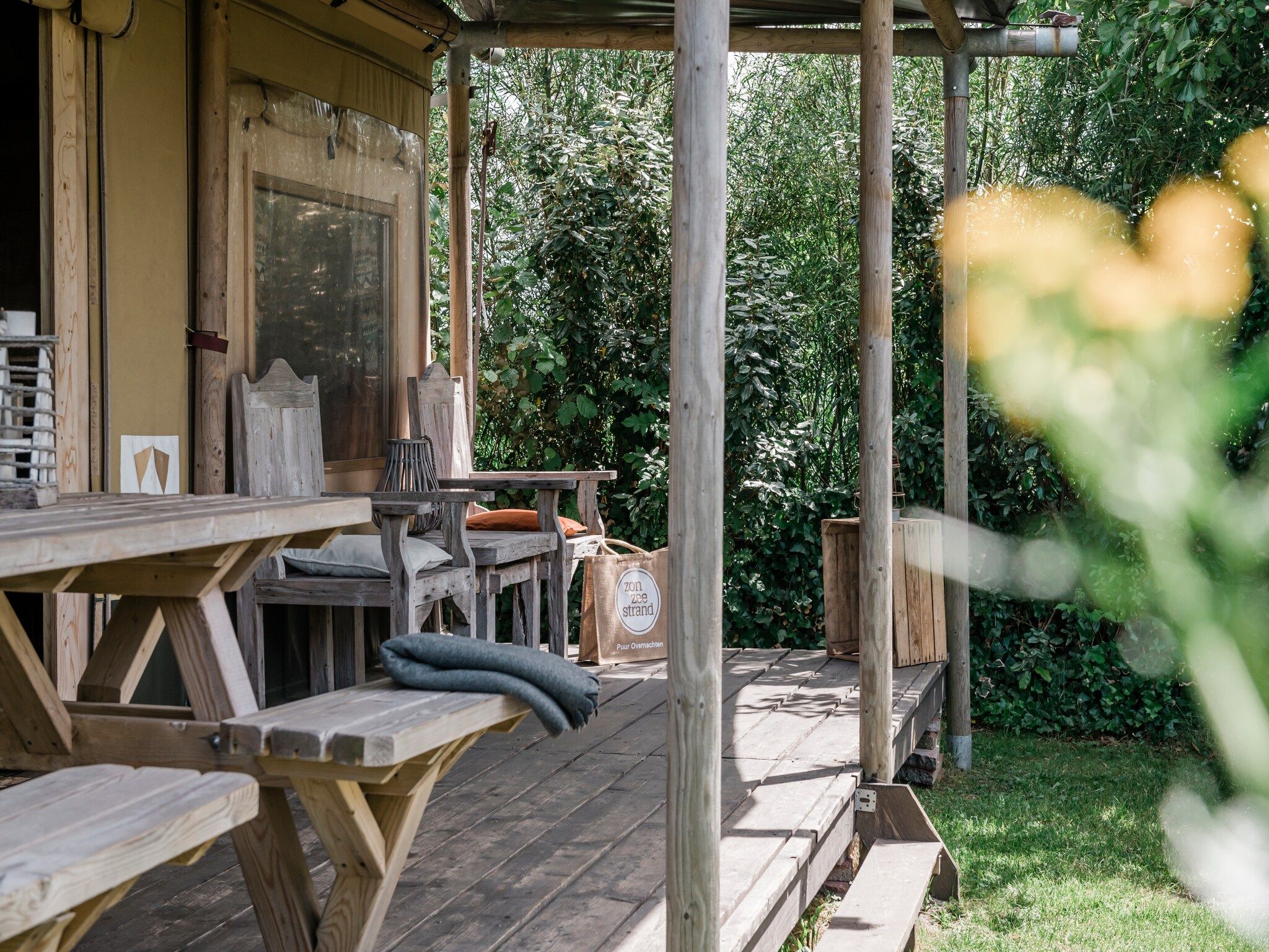 Het terras van Beach Lodge Luxe - Duynpark in Callantsoog
