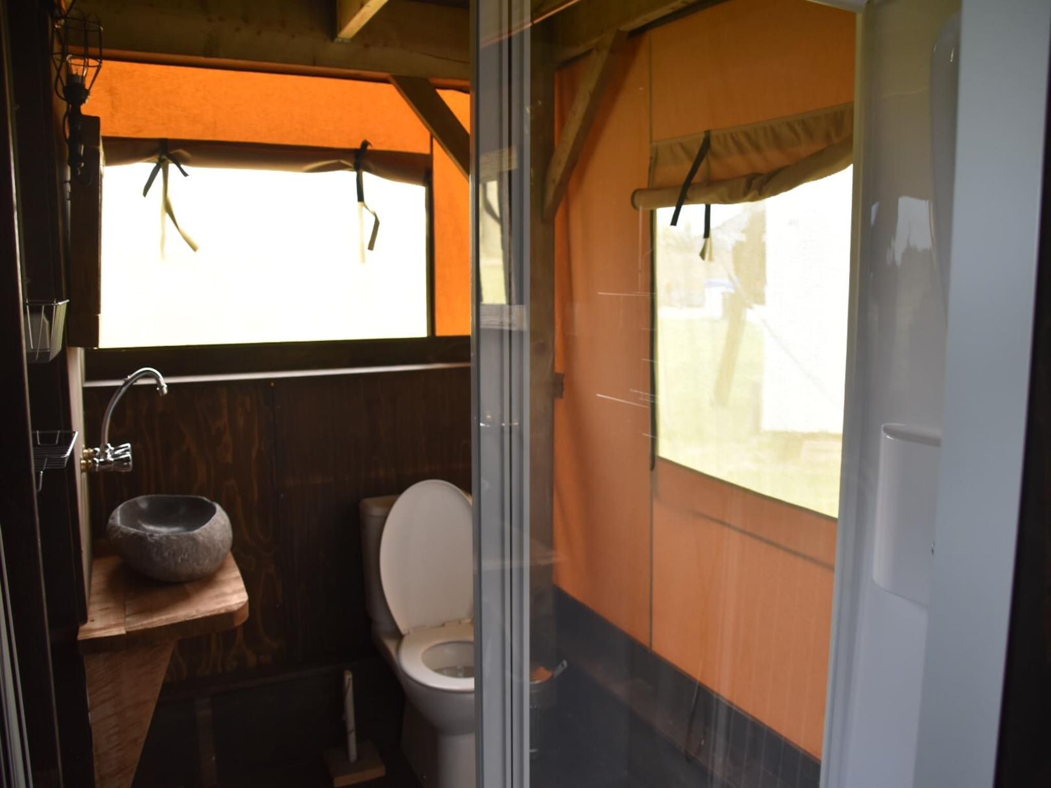 De badkamer van Beach Lodge Luxe - Duynpark in Callantsoog