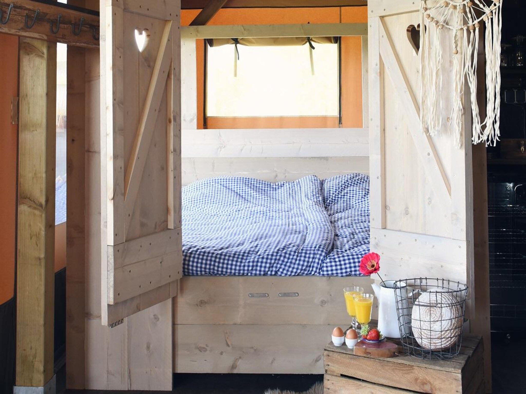 Een slaapkamer van Beach Lodge Luxe - Duynpark in Callantsoog