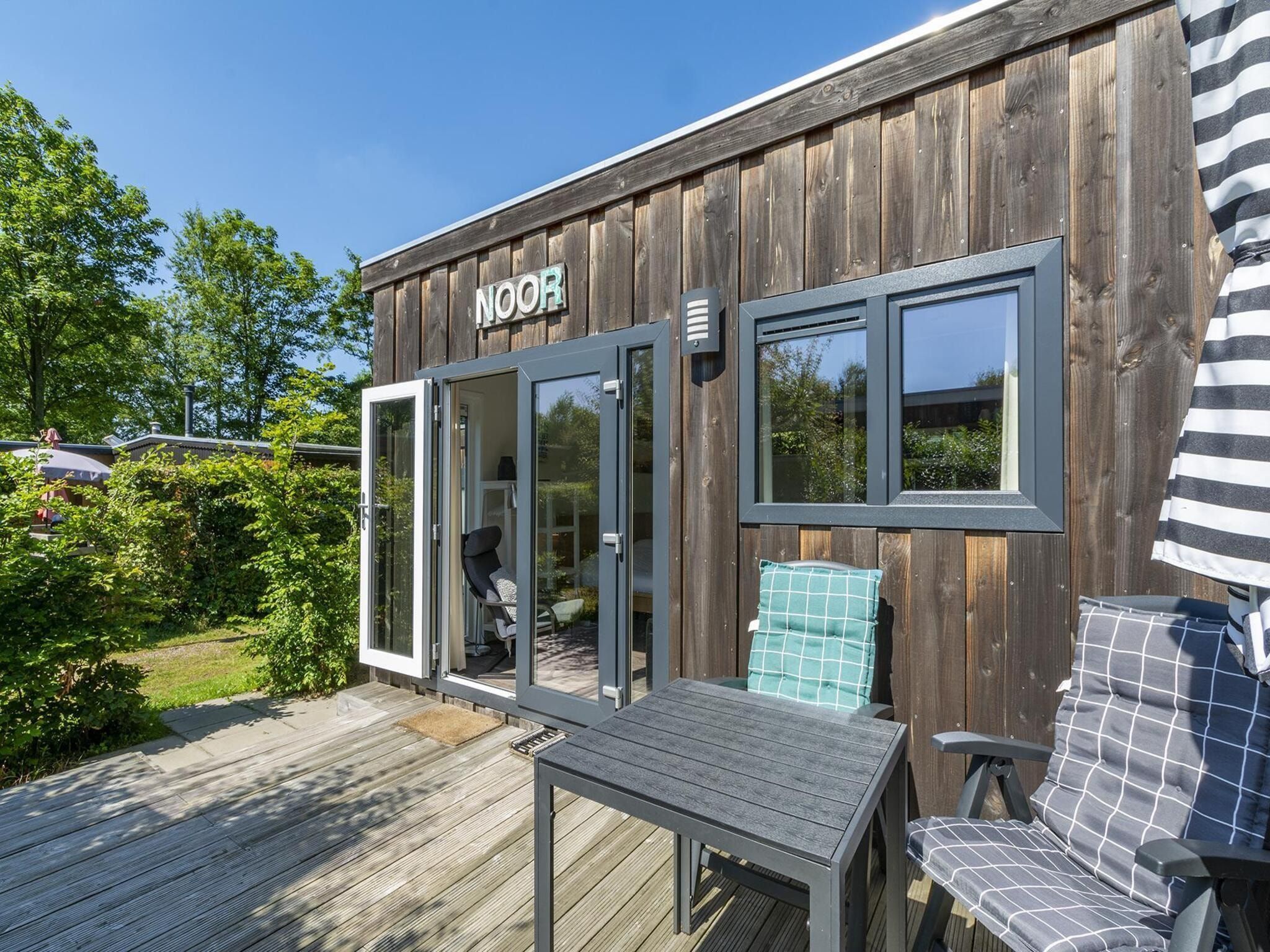 Het terras van Beach Studio Campanula in Sint Maartenszee
