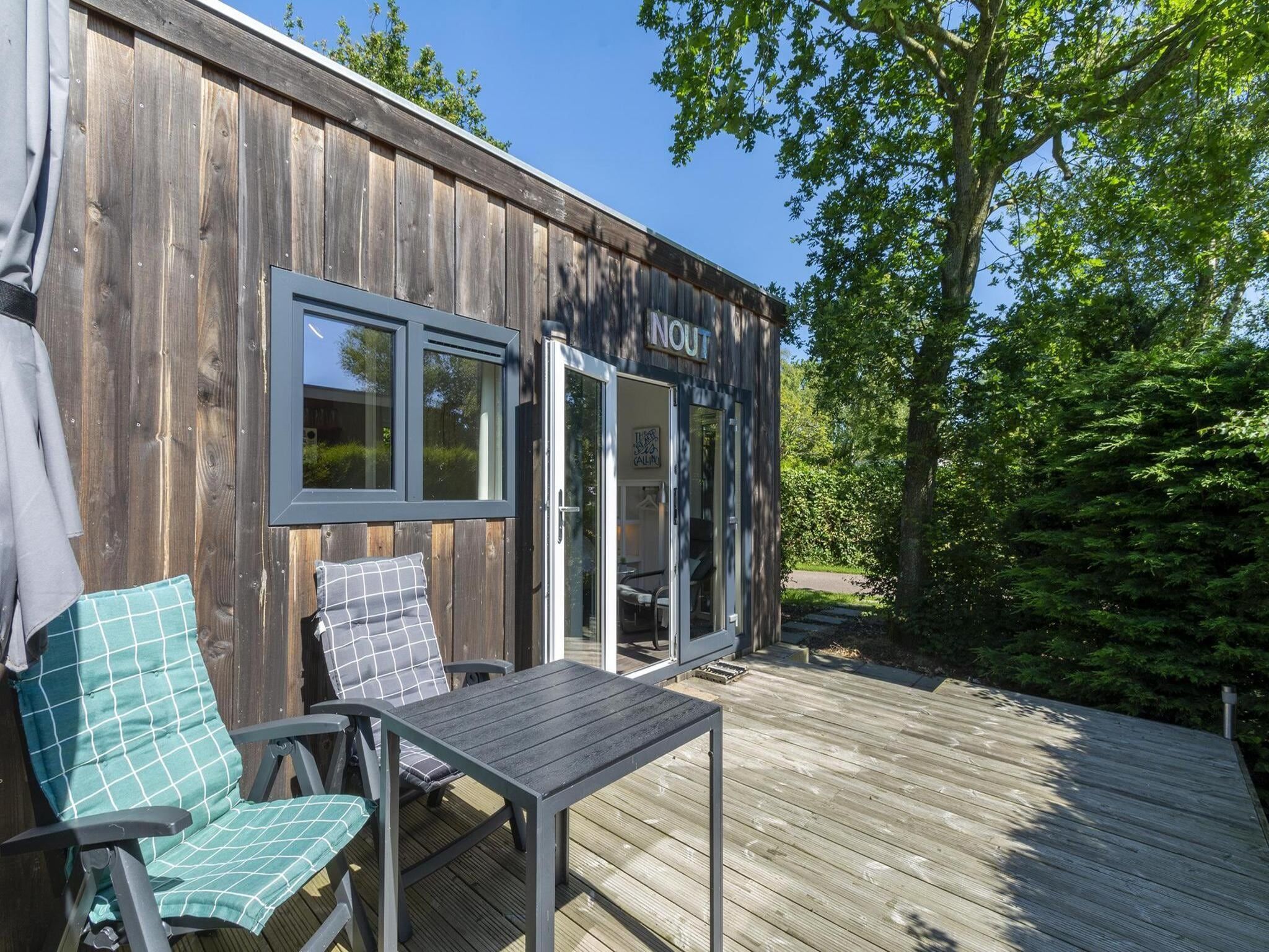 Het terras van Beach Studio Campanula in Sint Maartenszee