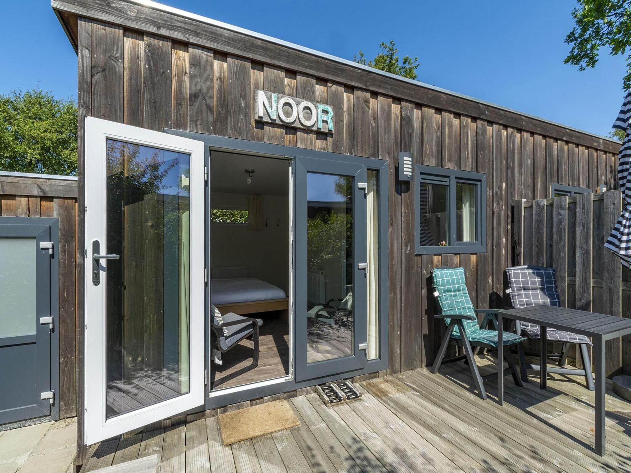 De buitenkant van Beach Studio Campanula in Sint Maartenszee