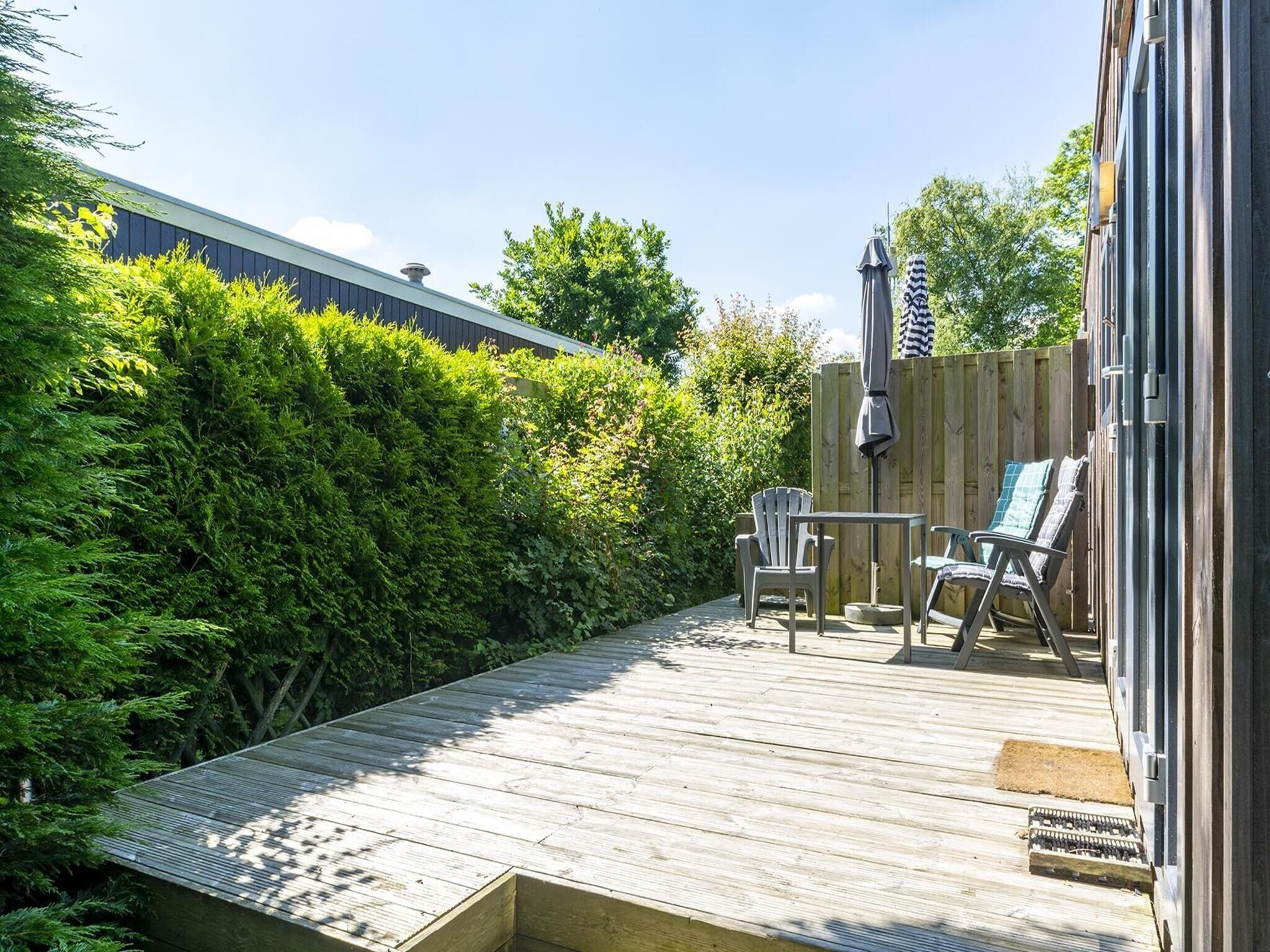Het terras van Beach Studio Campanula in Sint Maartenszee