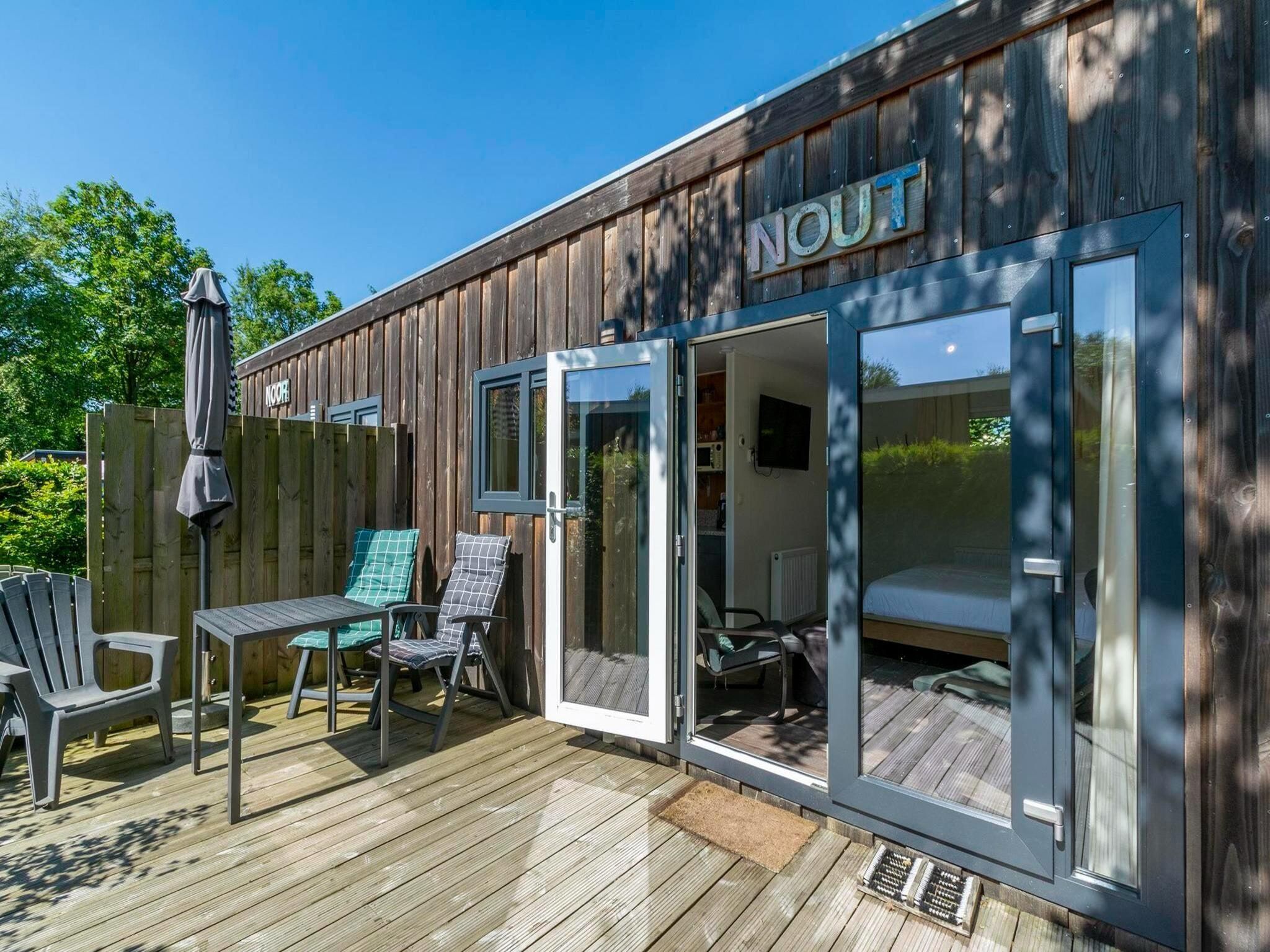 Het terras van Beach Studio Campanula in Sint Maartenszee