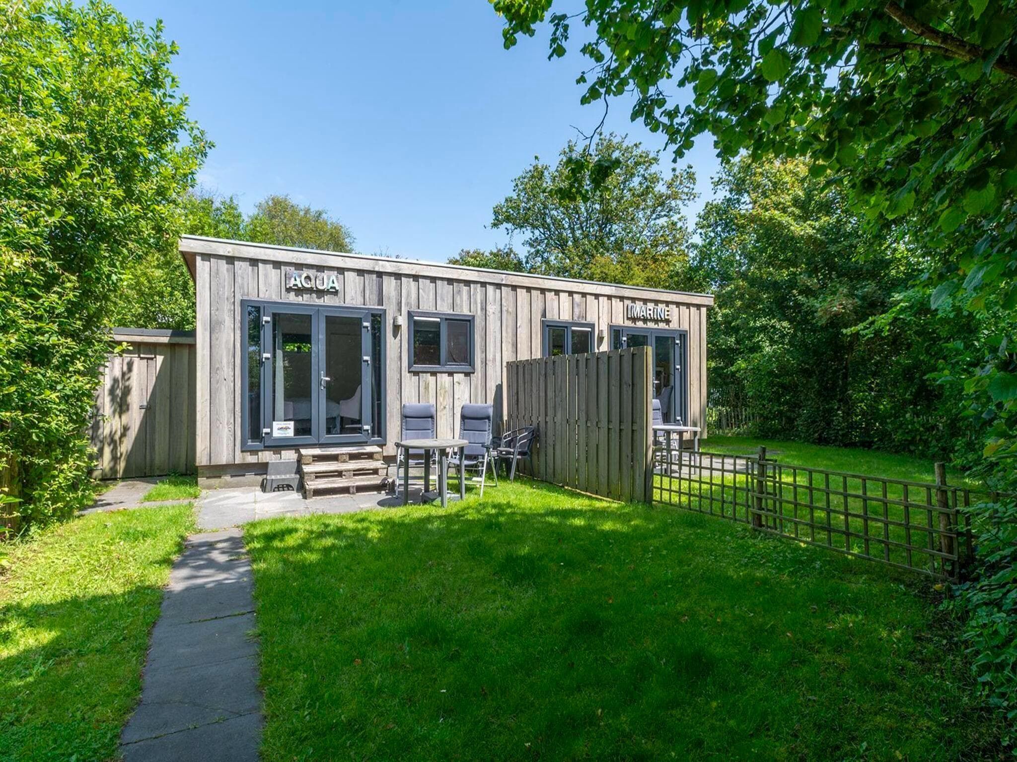 De buitenkant van Beach Studio Campanula in Sint Maartenszee