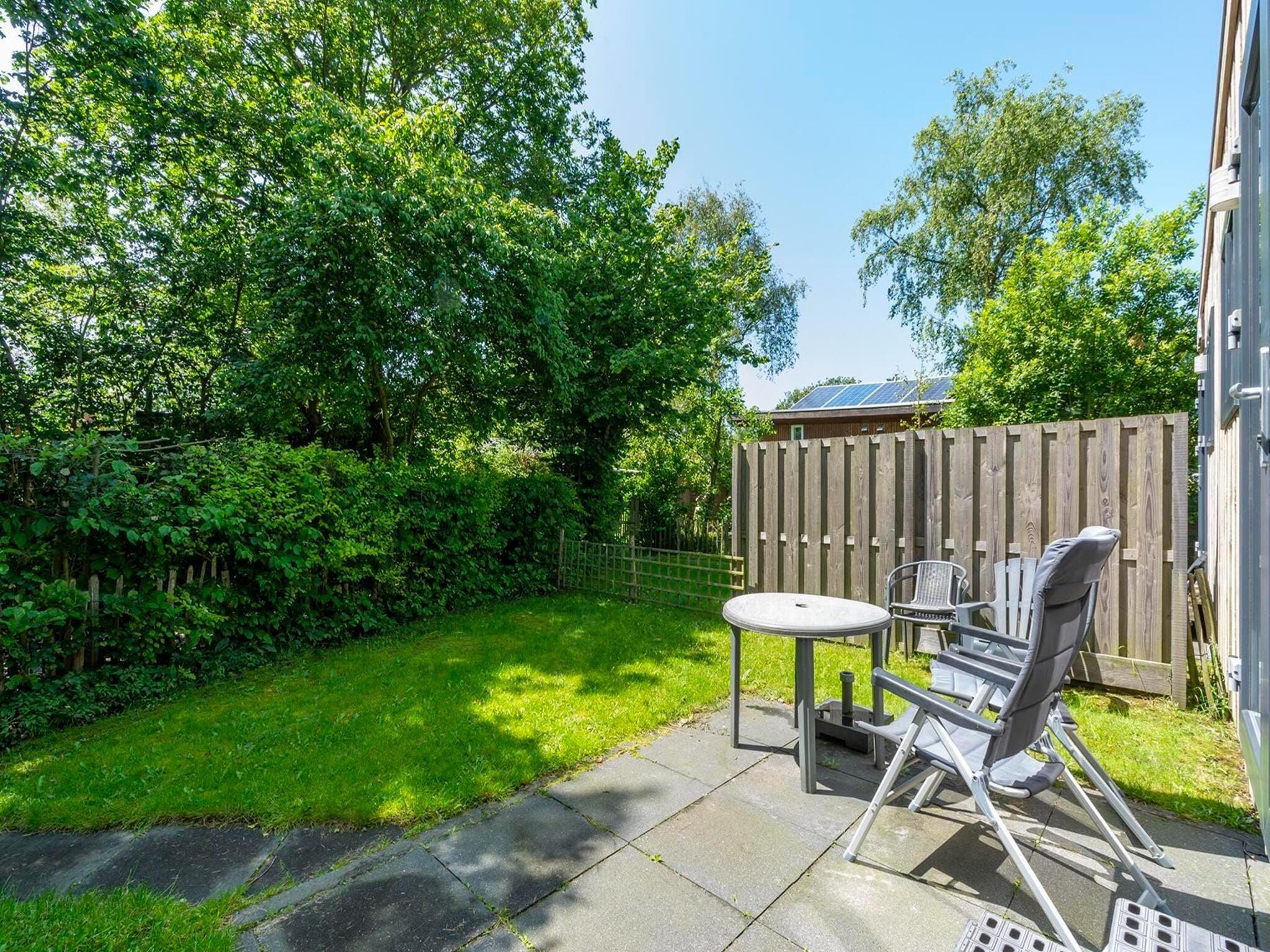 Het terras van Beach Studio Campanula in Sint Maartenszee