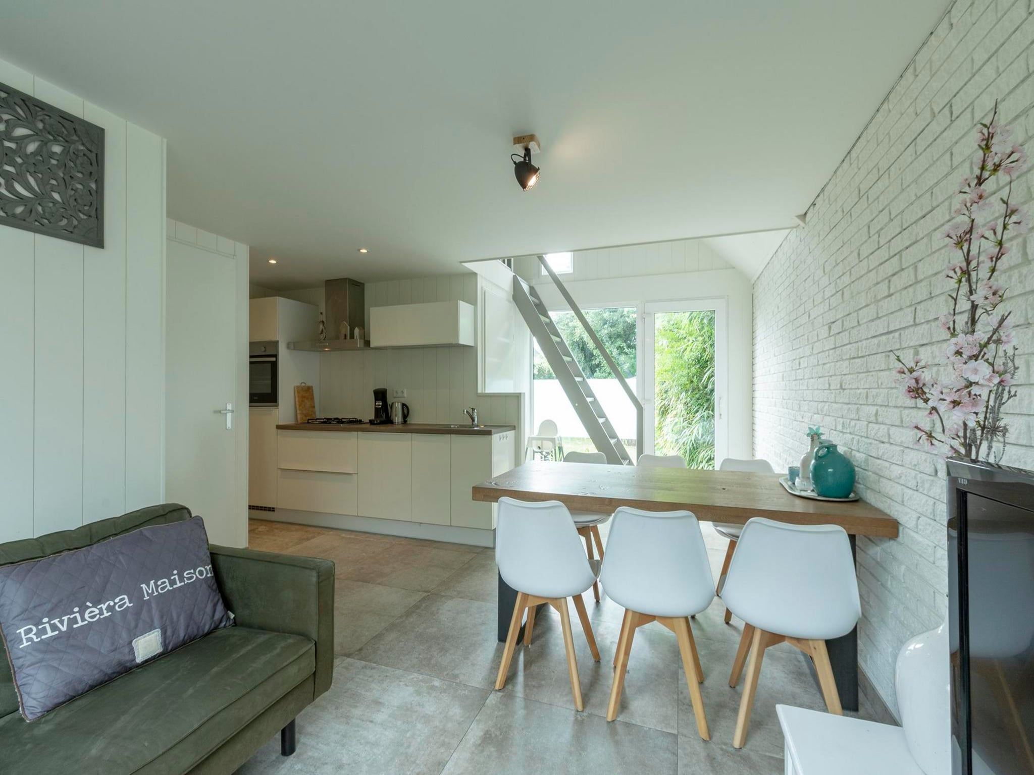 De eetkamer van Belkmerduinen 12 in Sint Maartenszee