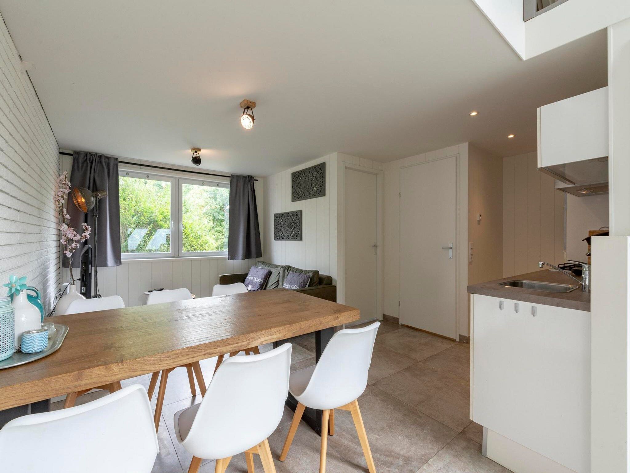 De eetkamer van Belkmerduinen 12 in Sint Maartenszee