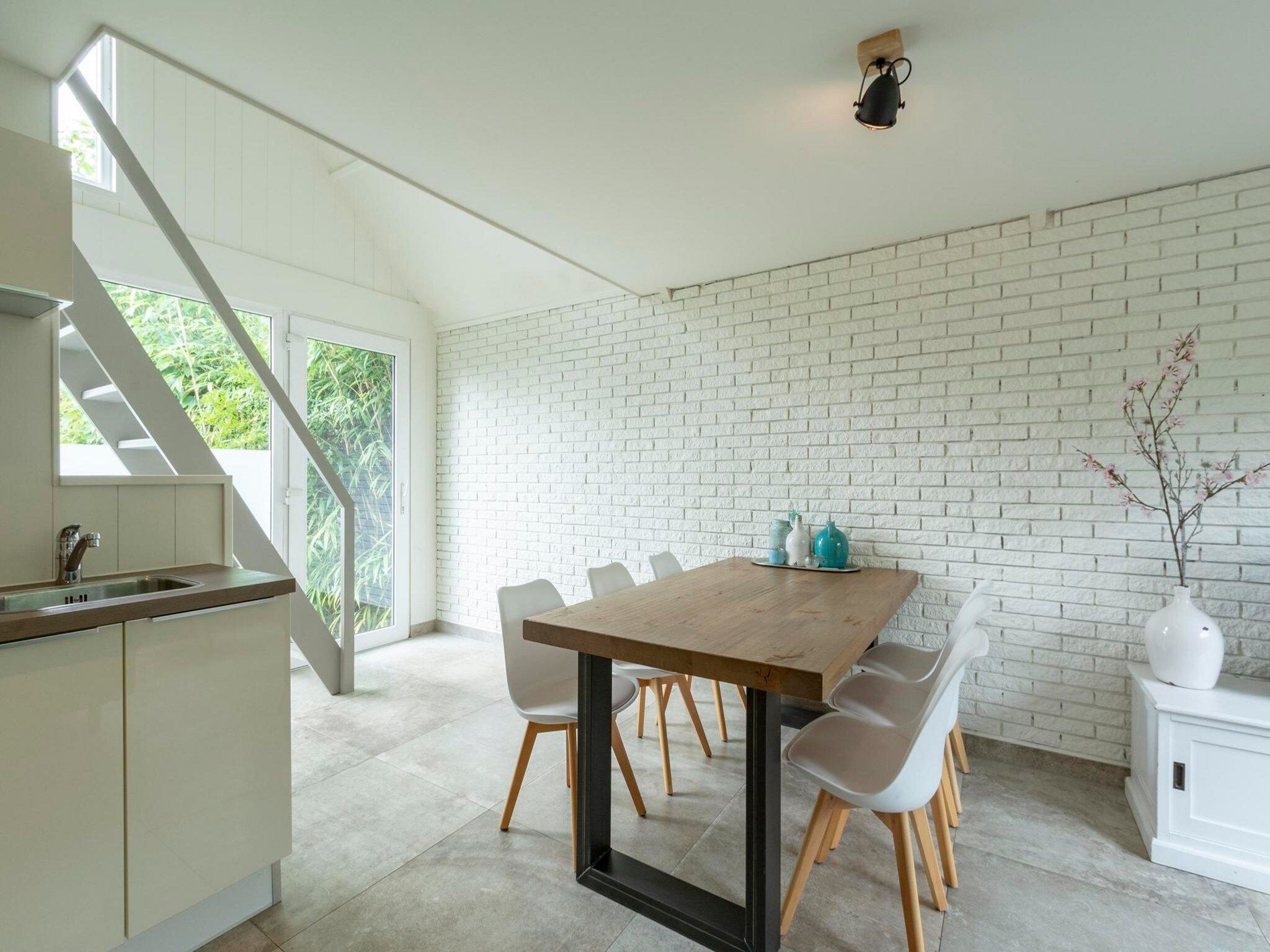 De eetkamer van Belkmerduinen 12 in Sint Maartenszee