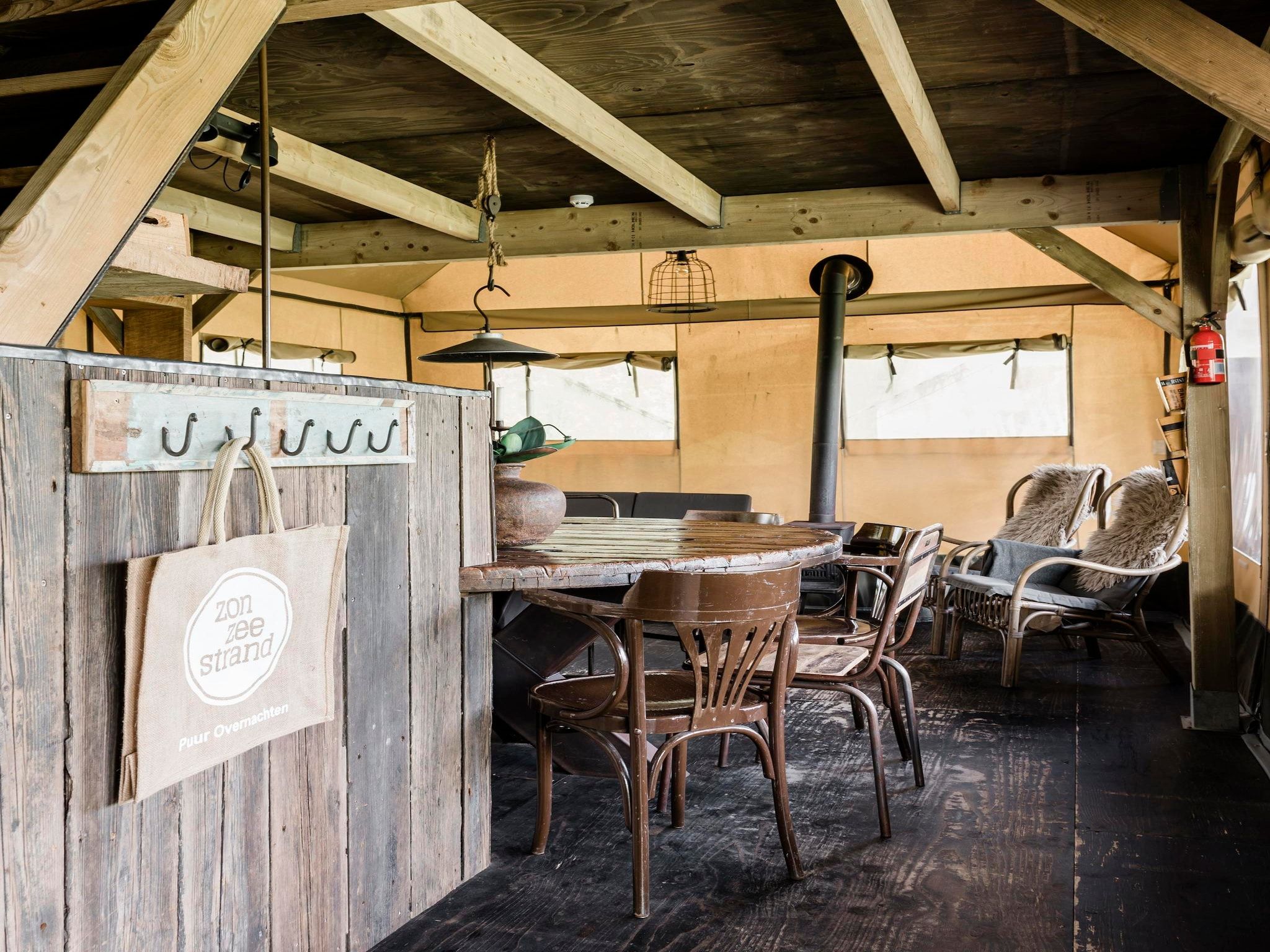 De eetkamer van Wood Lodge - Duynpark in Callantsoog