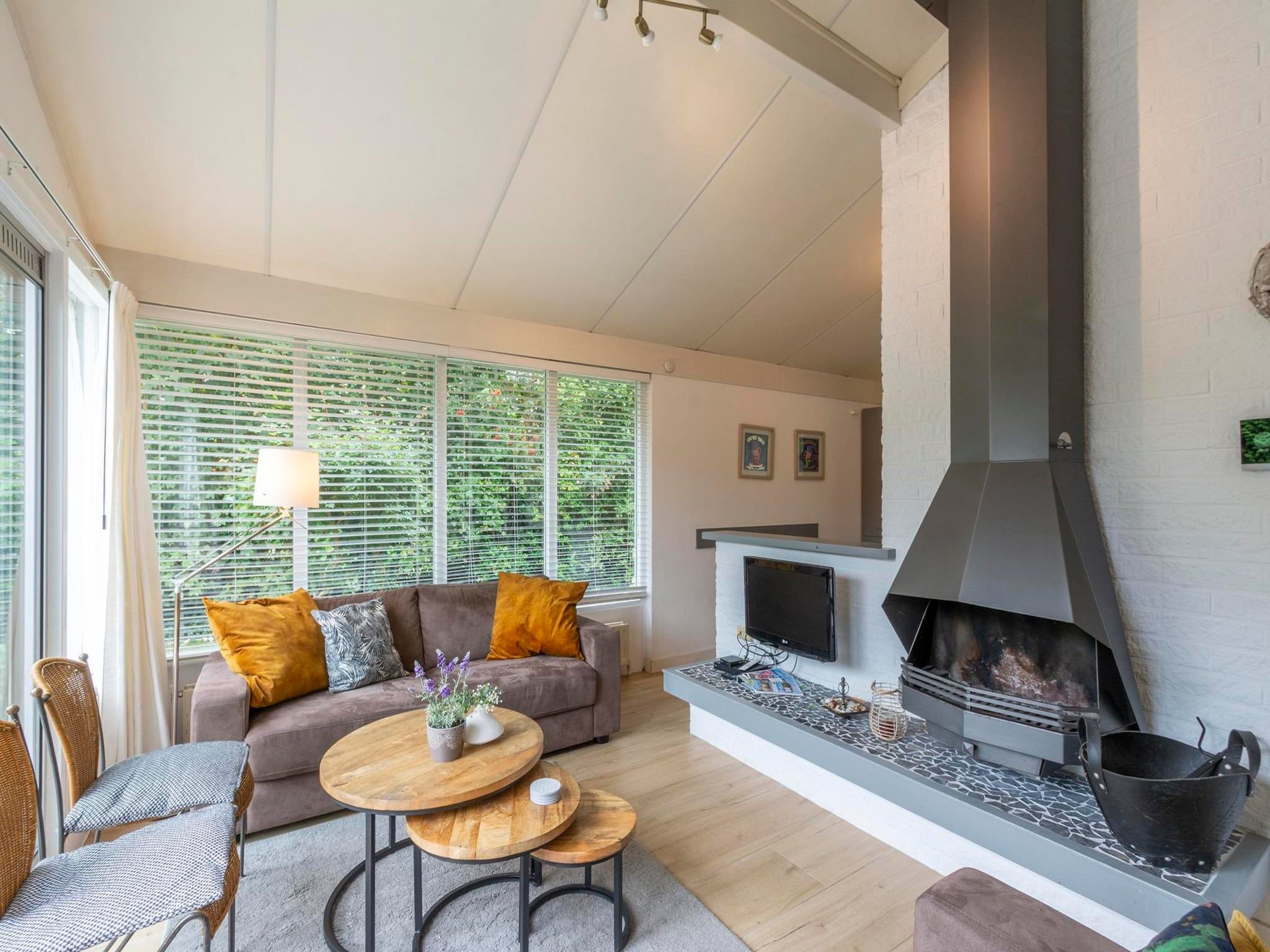 De woonkamer van Hofstee 18 in Sint Maartensvlotbrug