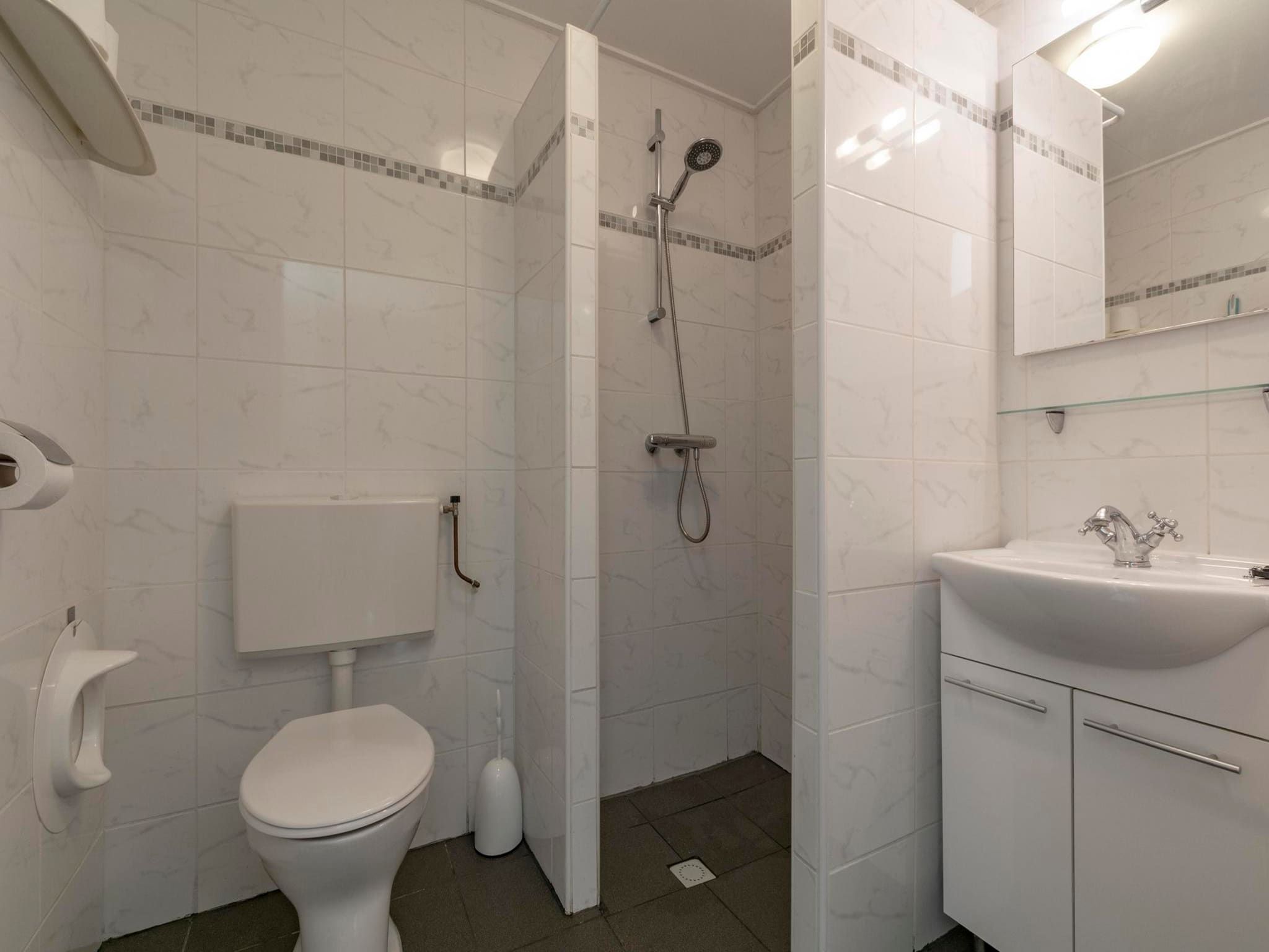 De badkamer van Hofstee 18 in Sint Maartensvlotbrug