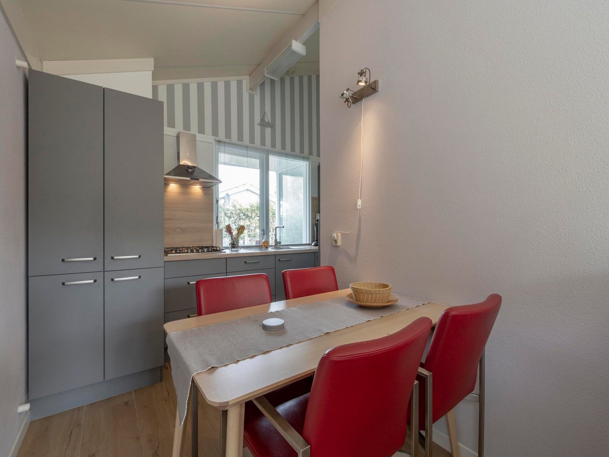 De eetkamer van Hofstee 18 in Sint Maartensvlotbrug