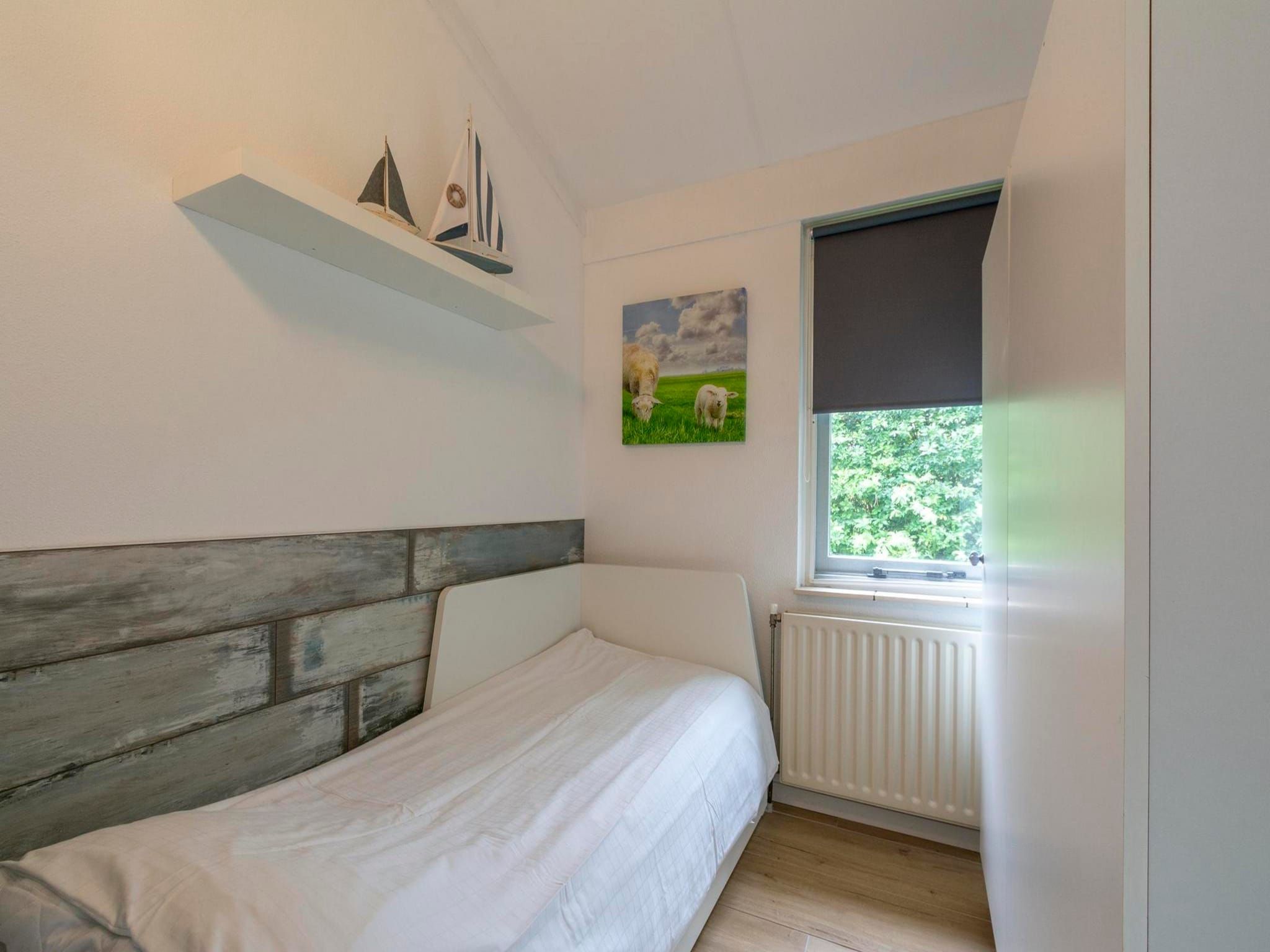 Een slaapkamer van Hofstee 18 in Sint Maartensvlotbrug