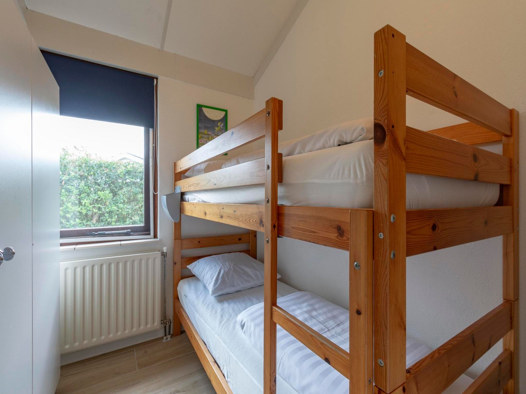 Een slaapkamer van Hofstee 18 in Sint Maartensvlotbrug