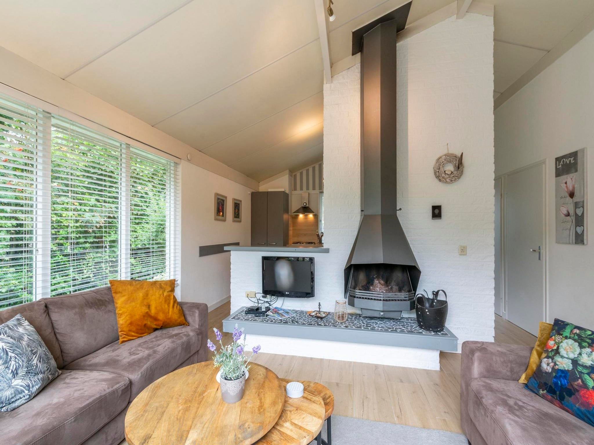 De woonkamer van Hofstee 18 in Sint Maartensvlotbrug