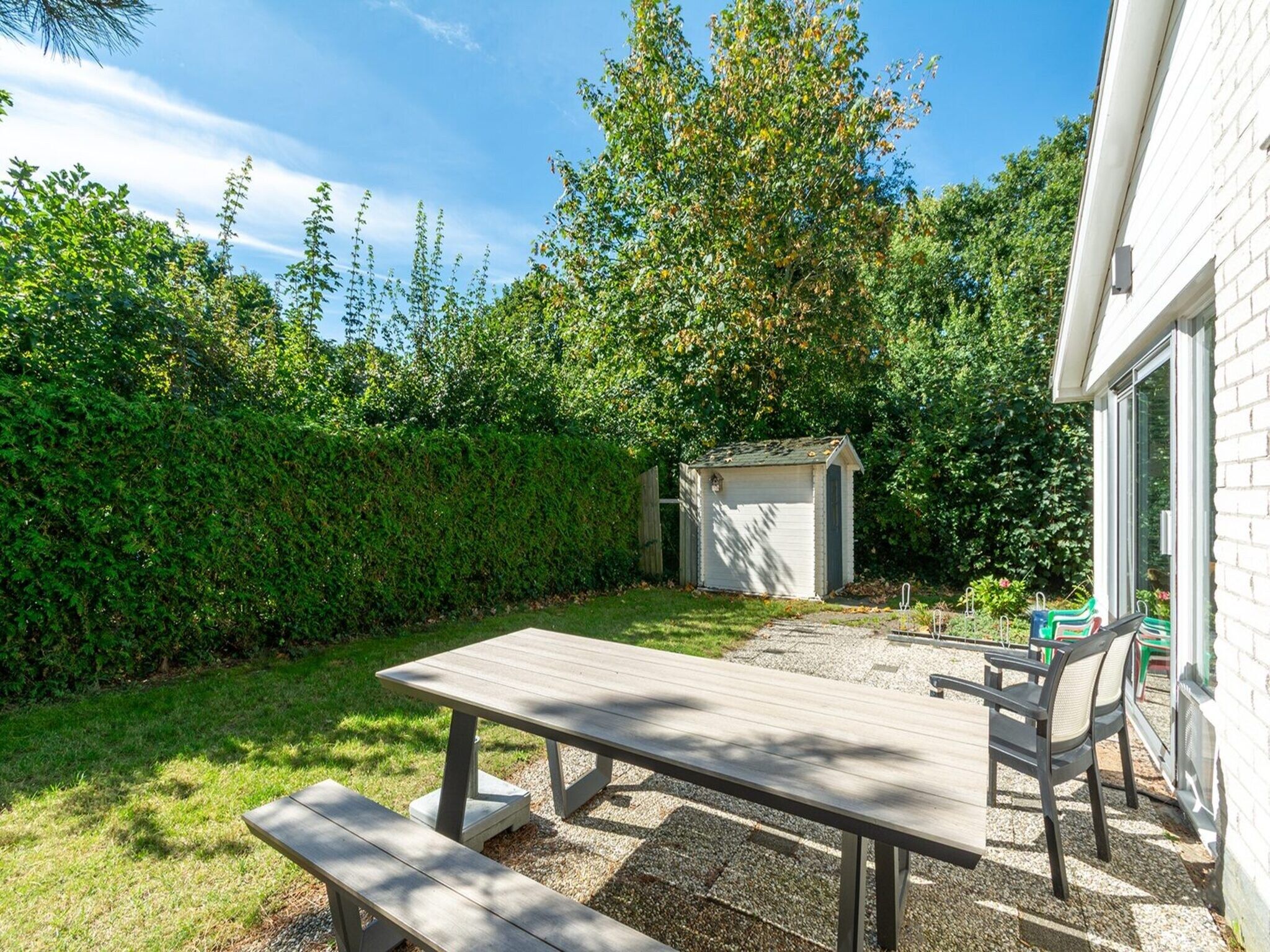 De tuin van Hofstee 18 in Sint Maartensvlotbrug