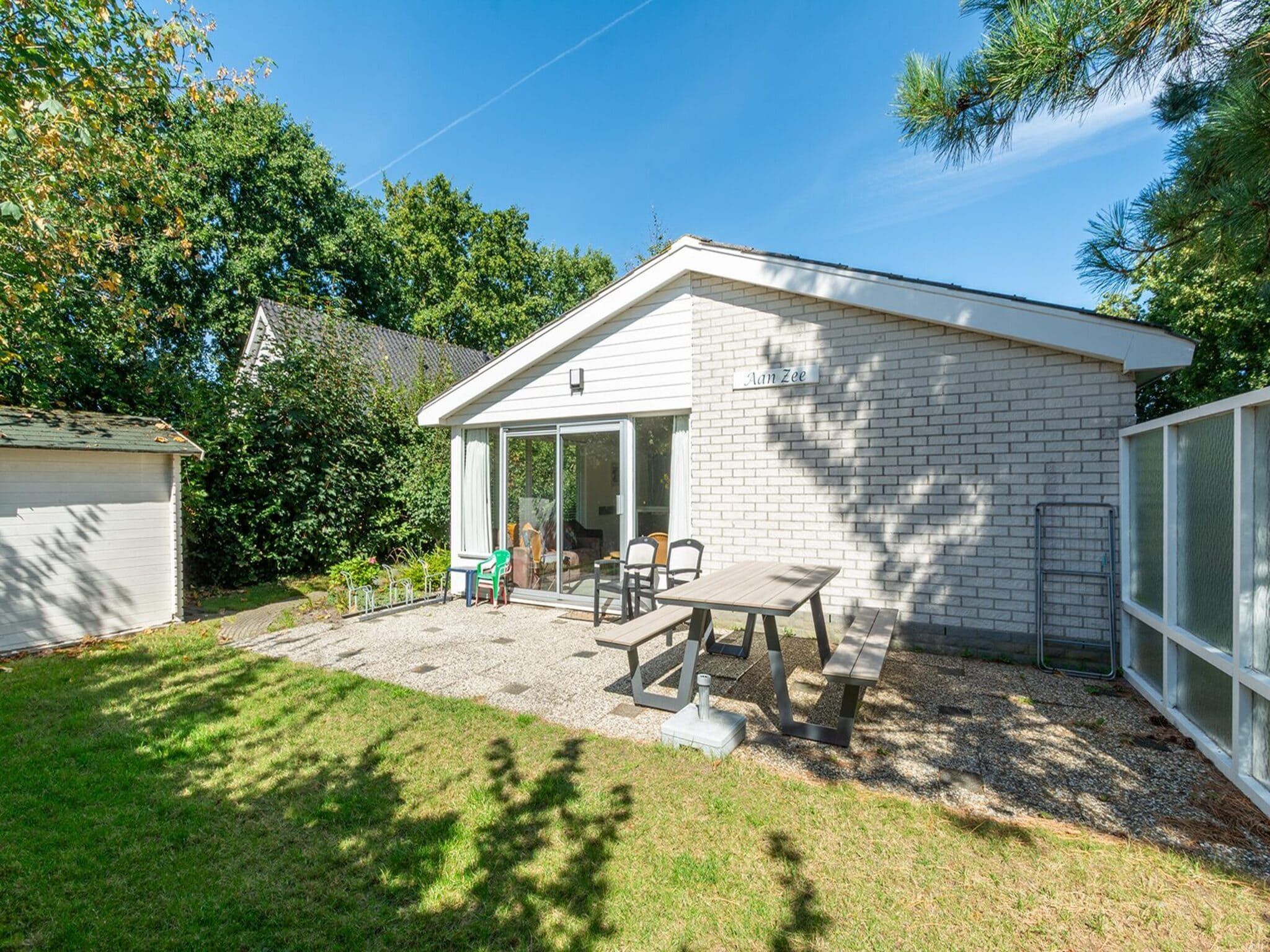 De tuin van Hofstee 18 in Sint Maartensvlotbrug