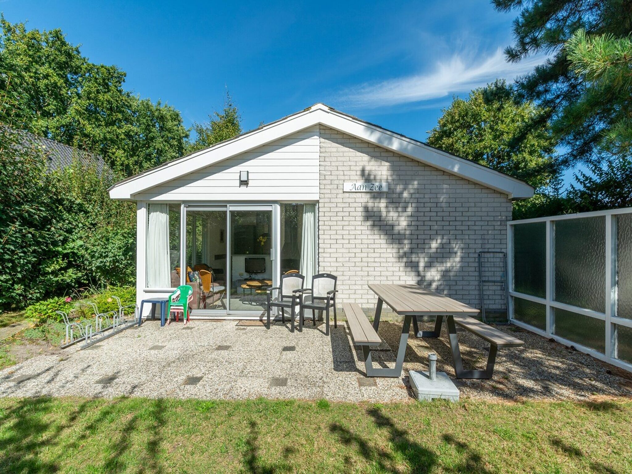 Het terras van Hofstee 18 in Sint Maartensvlotbrug