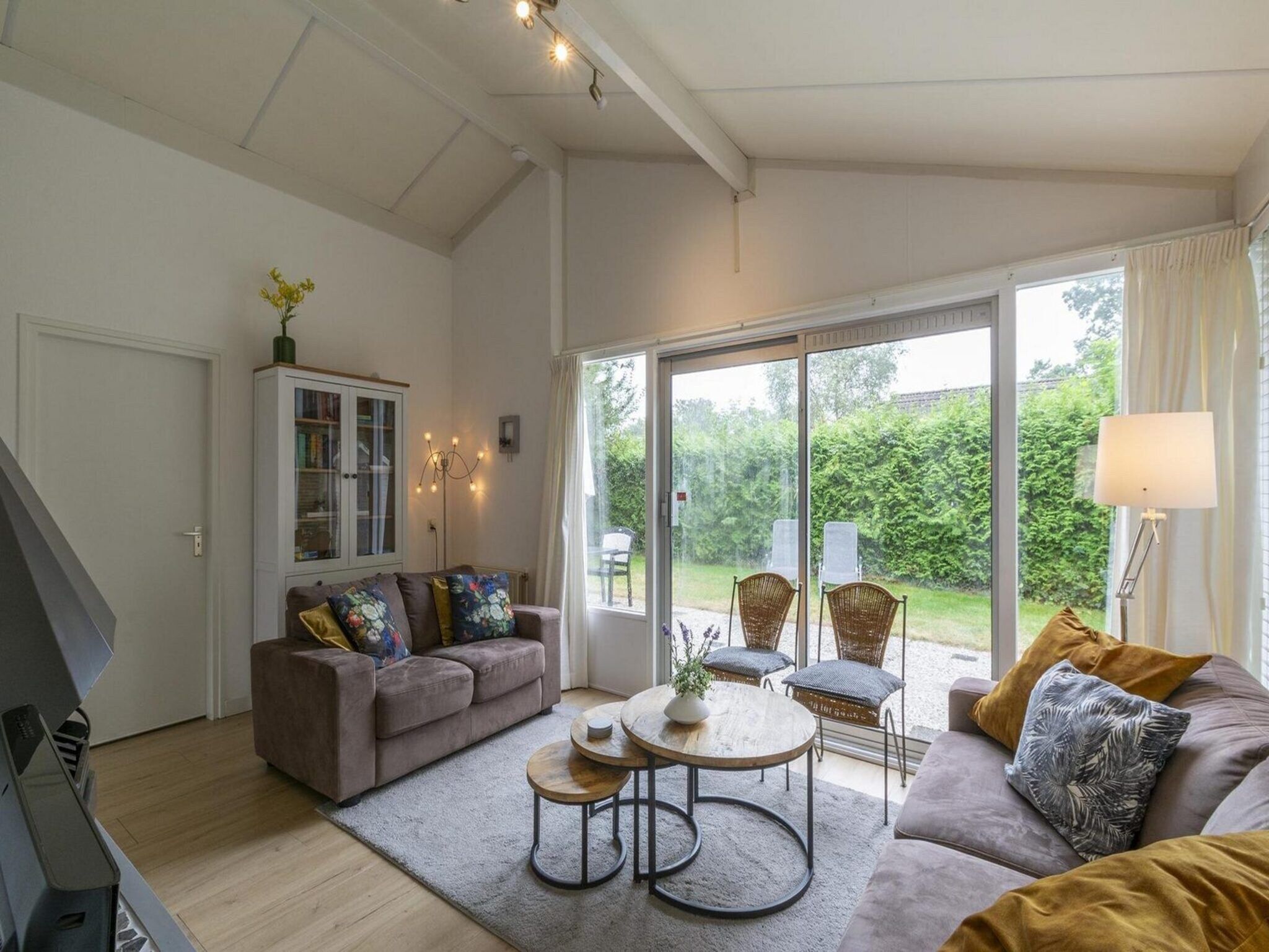 De woonkamer van Hofstee 18 in Sint Maartensvlotbrug