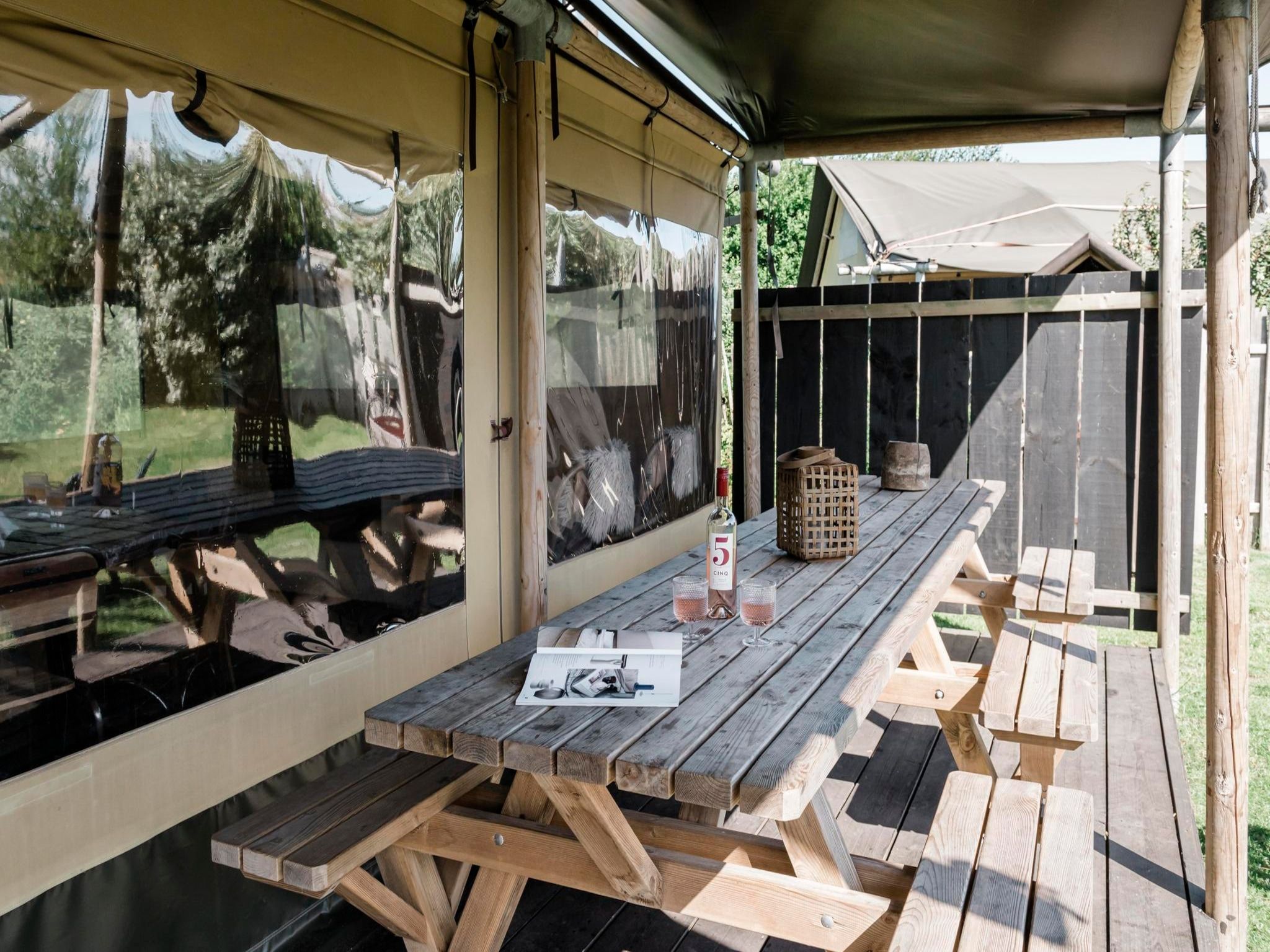 Het terras van Wood Lodge Luxe - Duynpark in Callantsoog