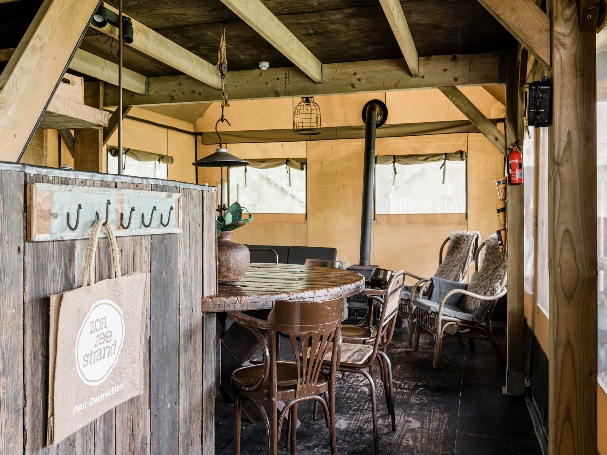 De eetkamer van Wood Lodge Luxe - Duynpark in Callantsoog