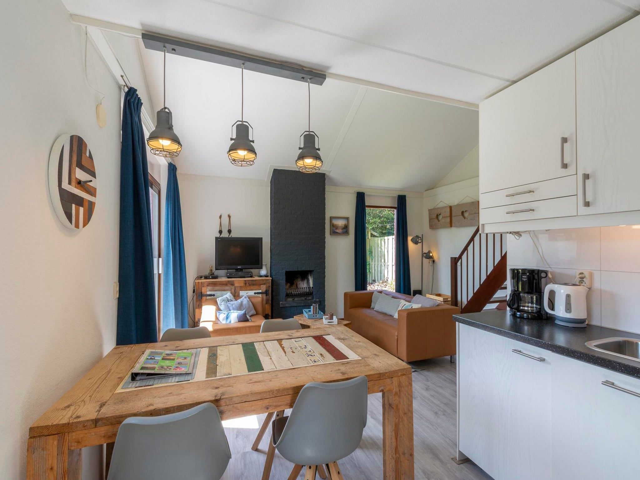De eetkamer van Yperhof 66 in Julianadorp aan Zee