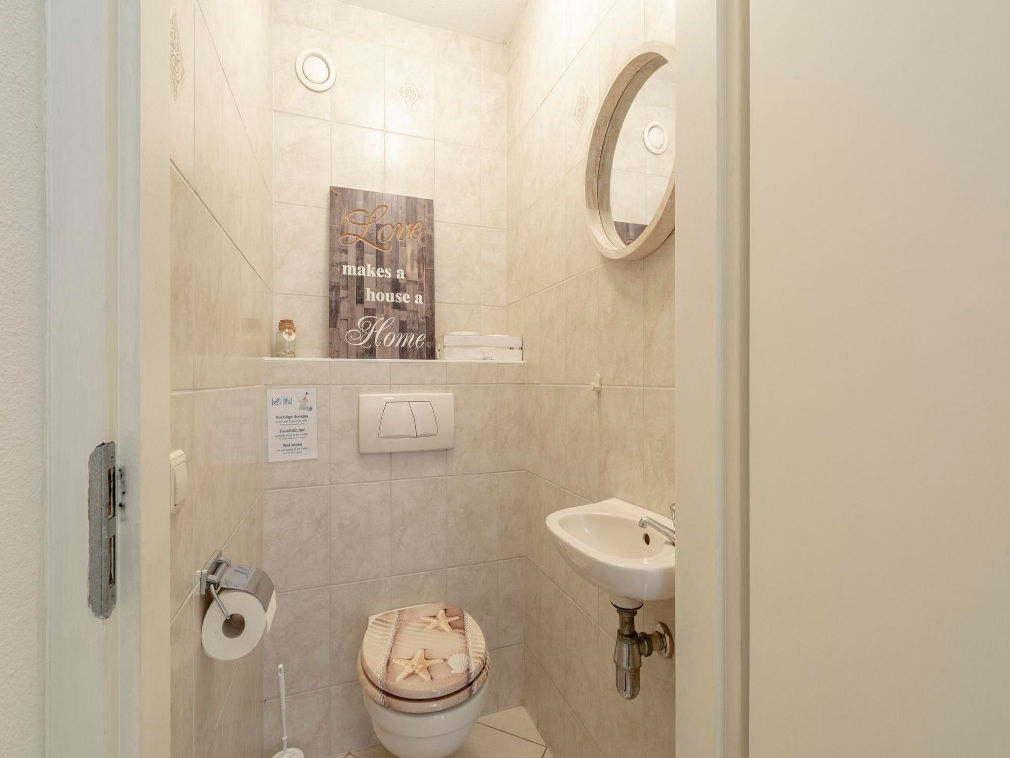 De badkamer van Wijde Blick 211 in Callantsoog