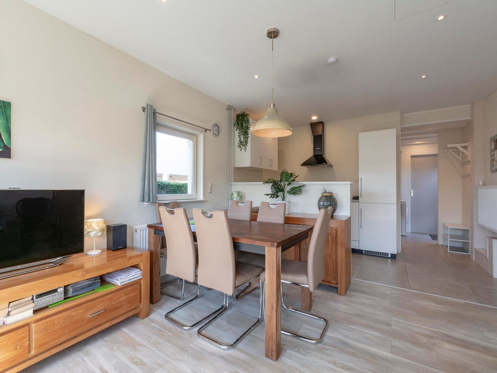 De eetkamer van Zeewaard 33 in Sint Maartenszee