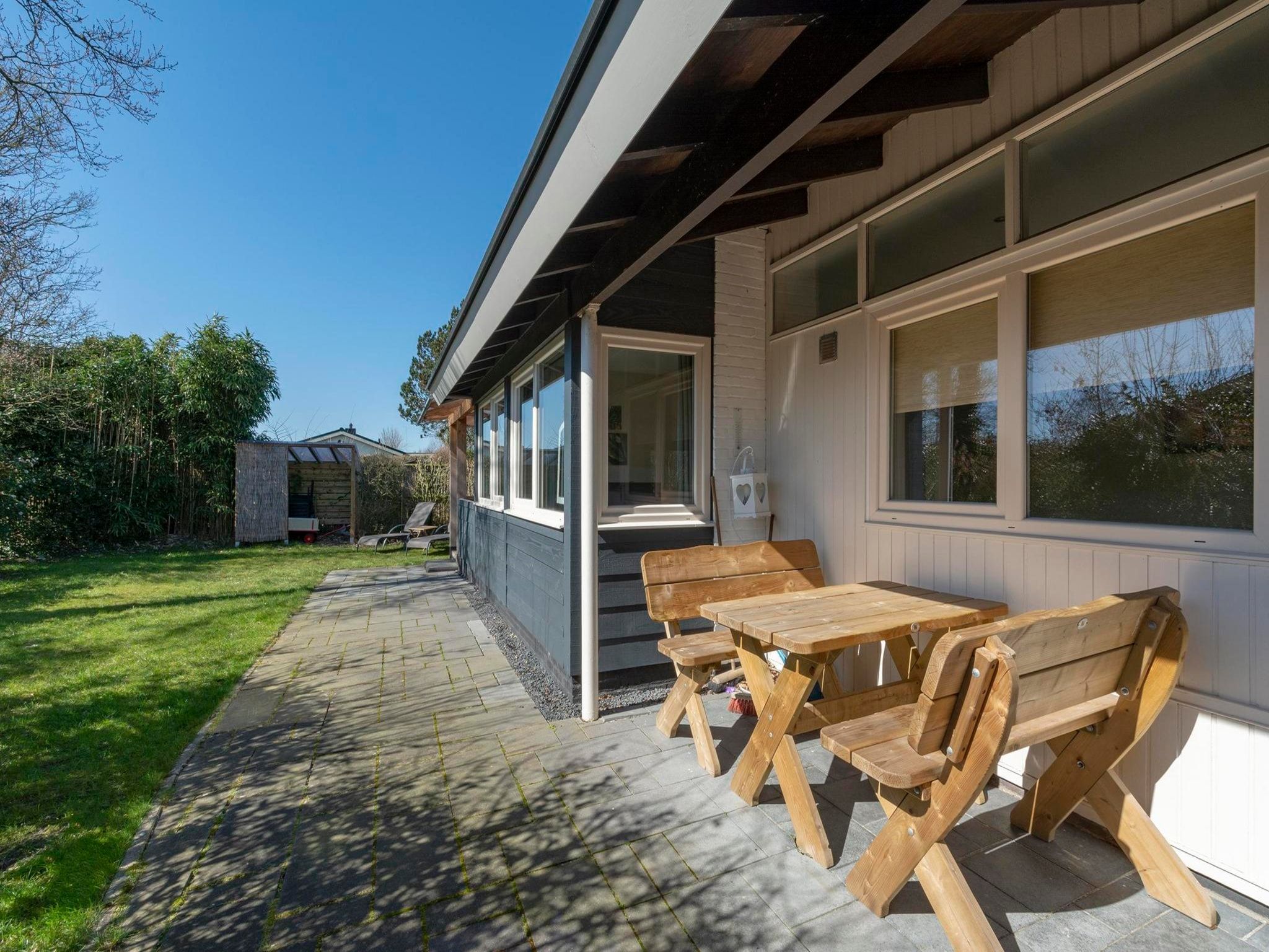 Het terras van Zeewaard 33 in Sint Maartenszee